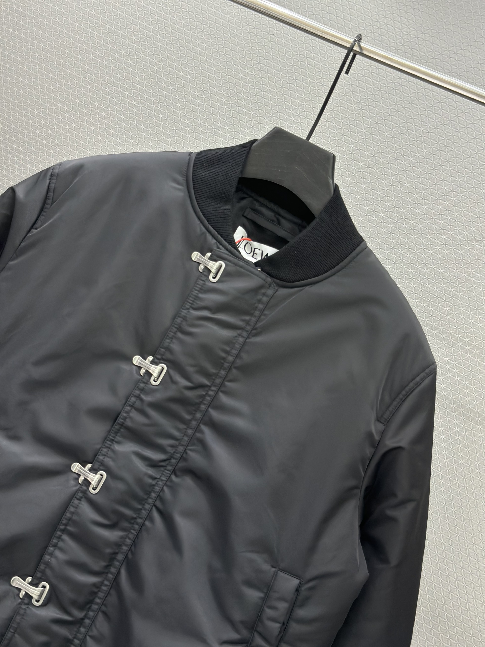 Áo khoác bomber phao Loewe khóa chốt Like Auth 48-52 VTN