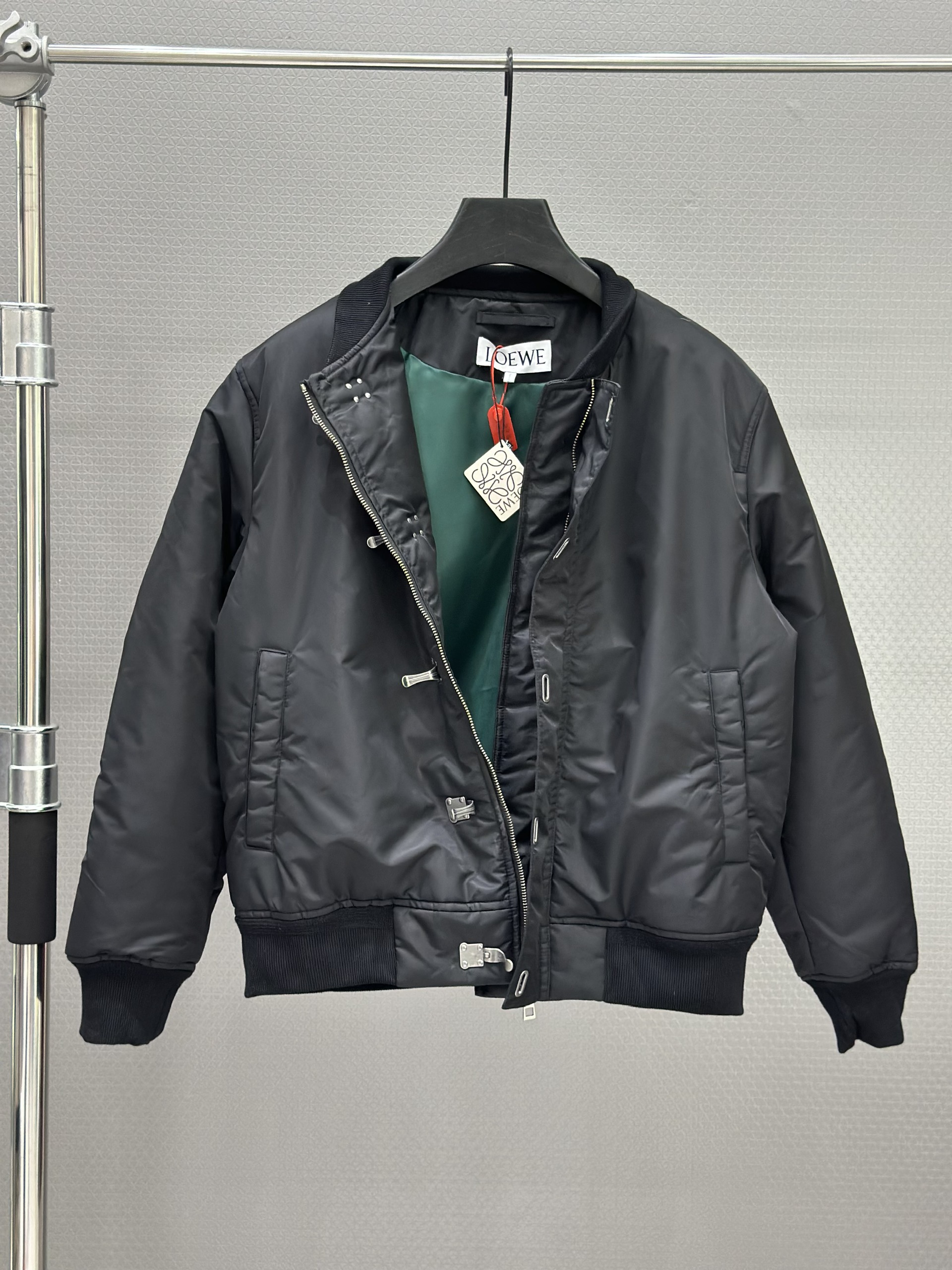 Áo khoác bomber phao Loewe khóa chốt Like Auth 48-52 VTN