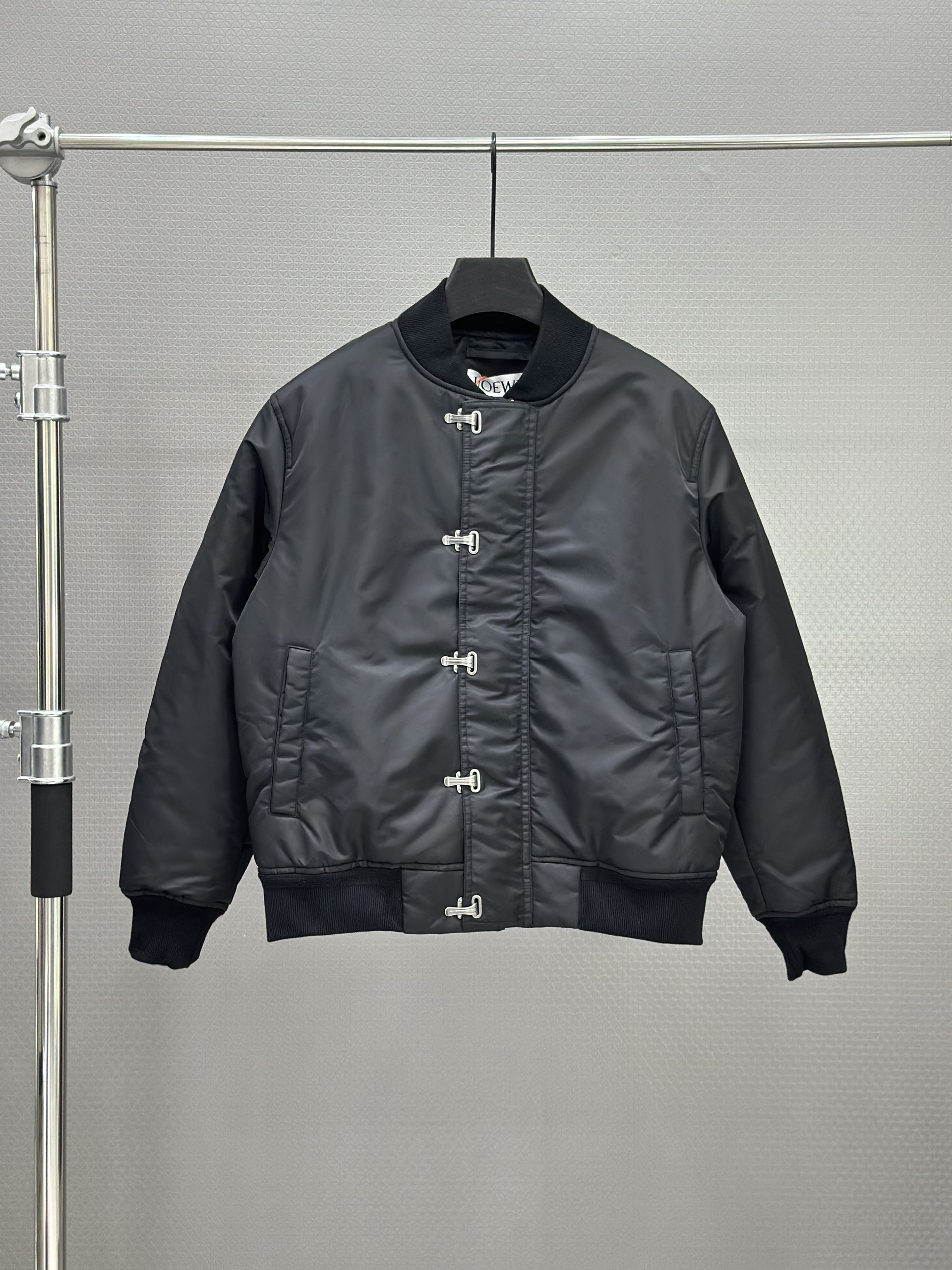 Áo khoác bomber phao Loewe khóa chốt Like Auth 48-52 VTN