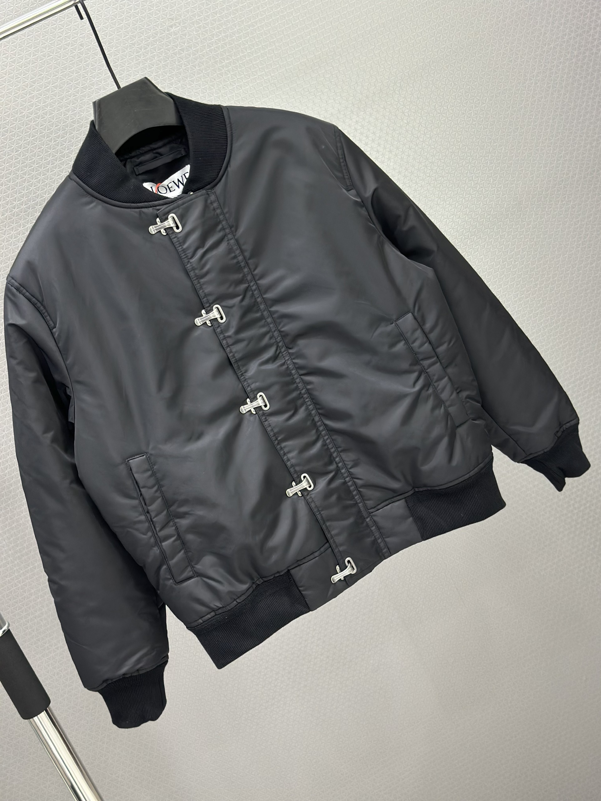 Áo khoác bomber phao Loewe khóa chốt Like Auth 48-52 VTN