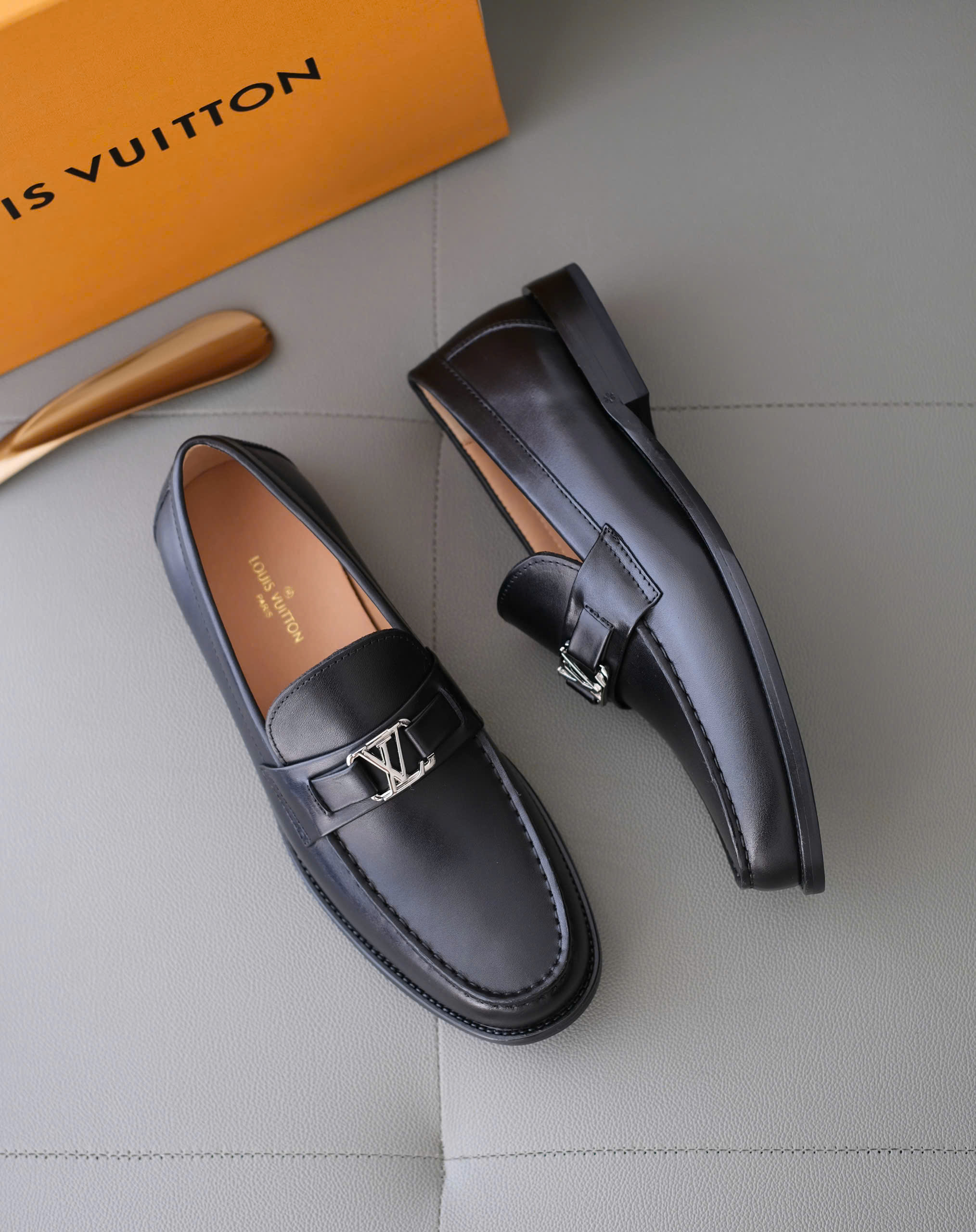 Giày loafer Louis Vuitton LV Đen bóng logo LV tag bạc đế gỗ Like Auth 38-43 DDT