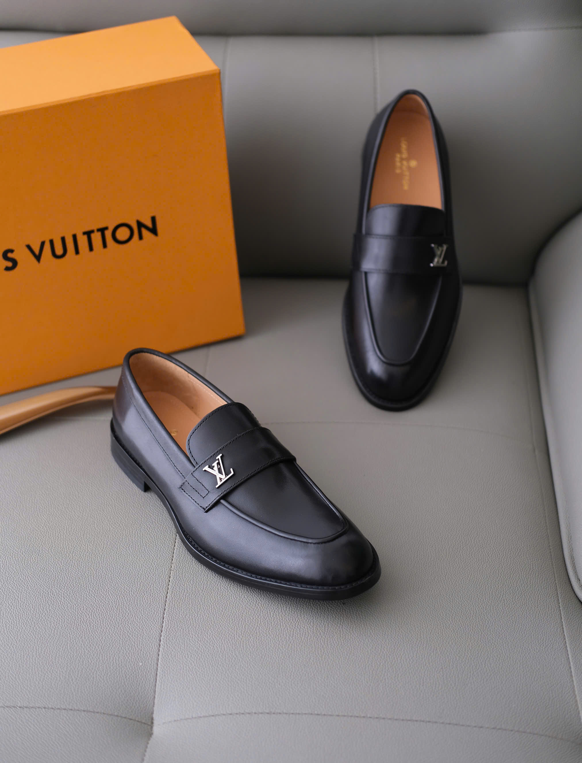 Giày loafer Louis Vuitton LV đen trơn logo tag bạc đế gỗ Like Auth 38-43 DDT