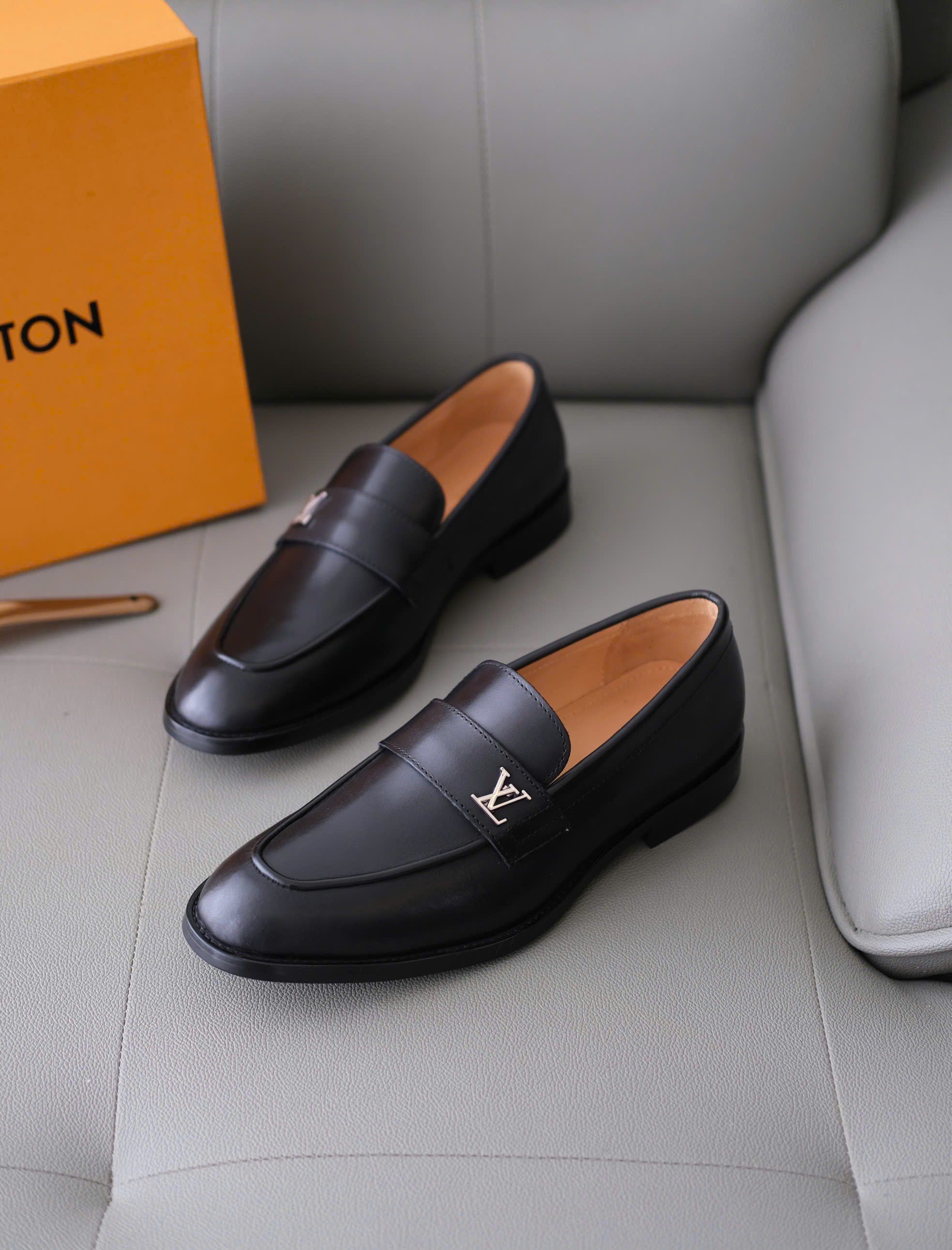 Giày loafer Louis Vuitton LV đen trơn logo tag bạc đế gỗ Like Auth 38-43 DDT