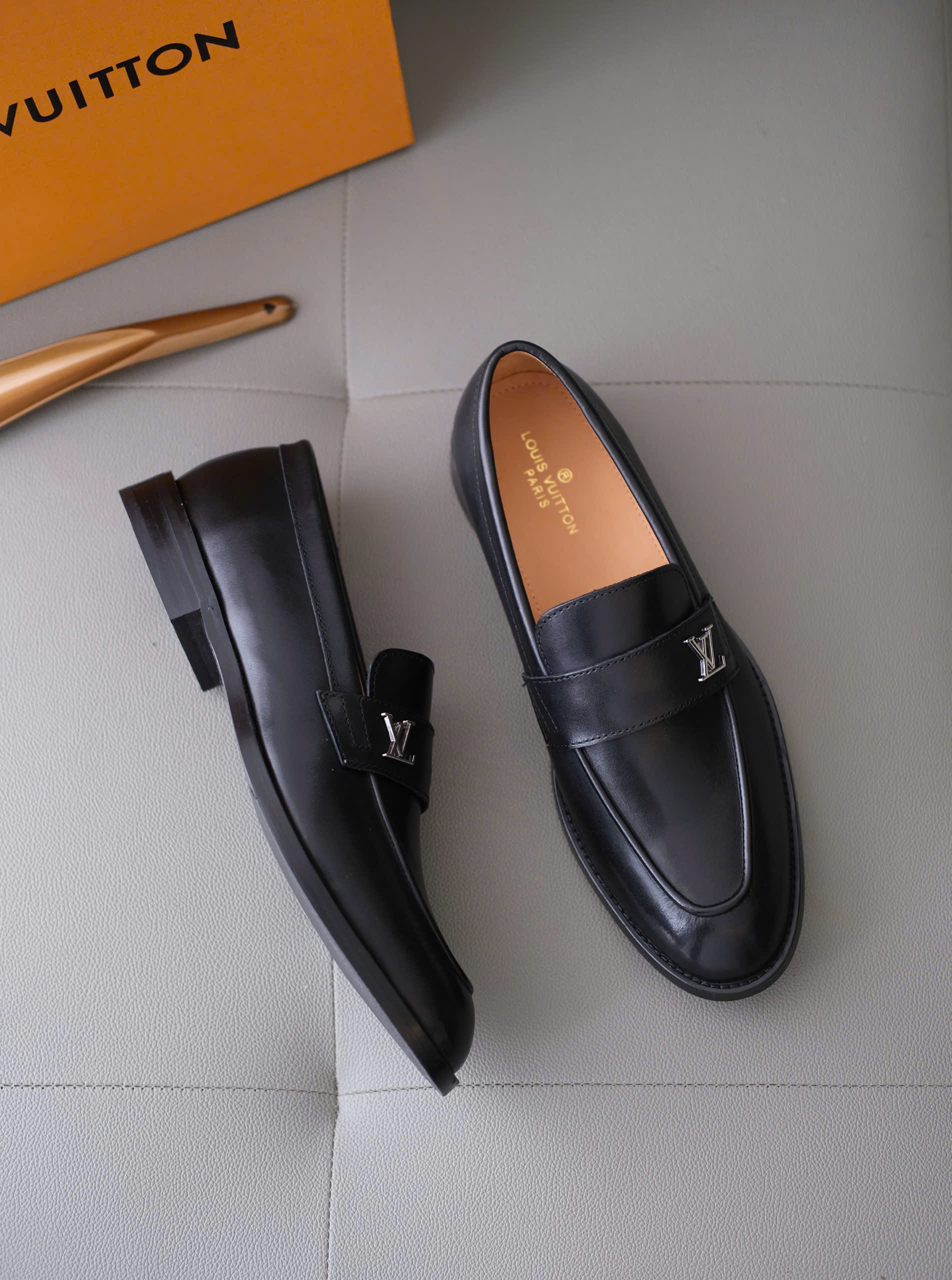 Giày loafer Louis Vuitton LV đen trơn logo tag bạc đế gỗ Like Auth 38-43 DDT