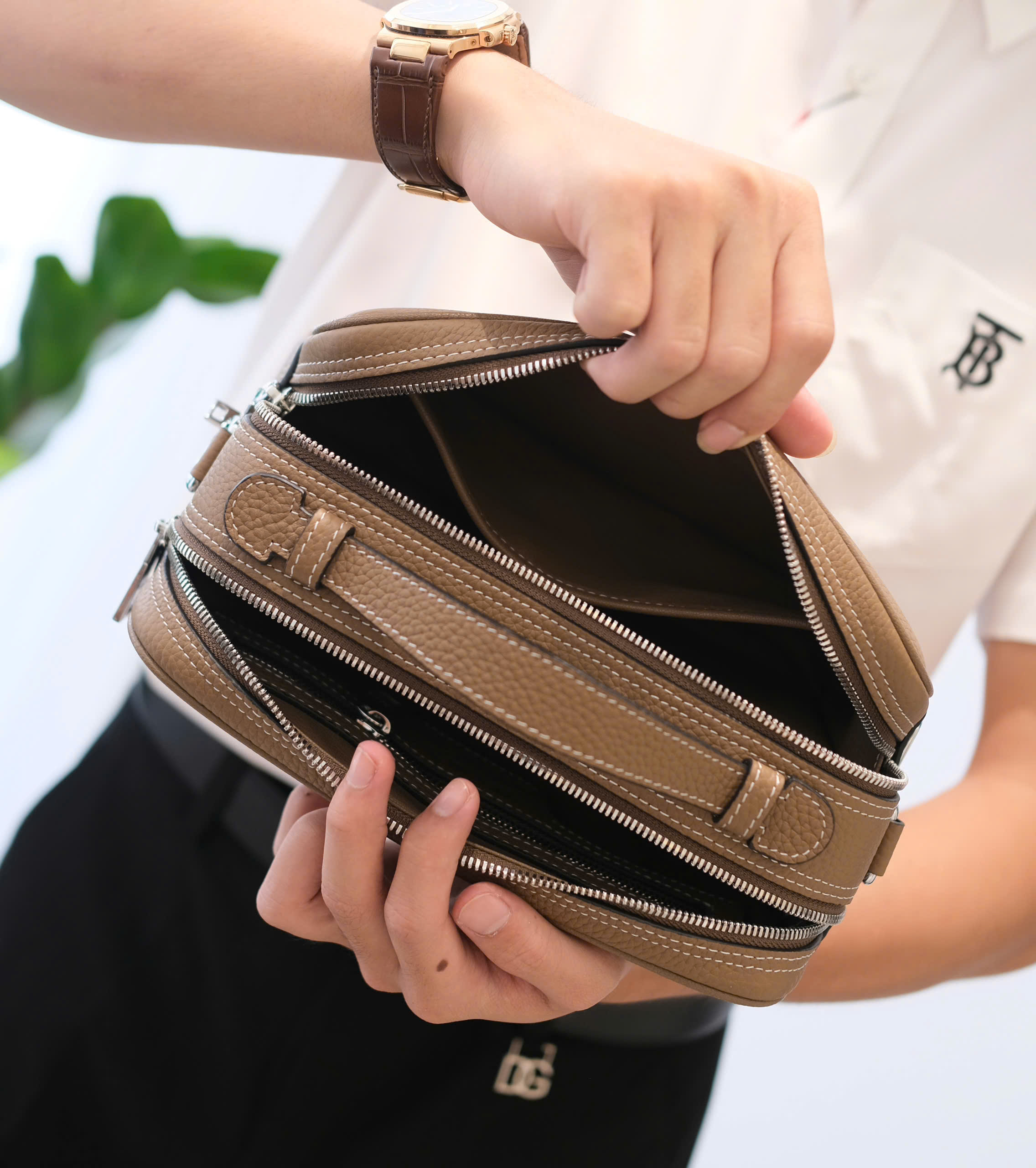 Túi Clutch cầm tay, đeo chéo Hermes HM Nâu logo kim loại khóa vân tay size 25x15x10cm DDT