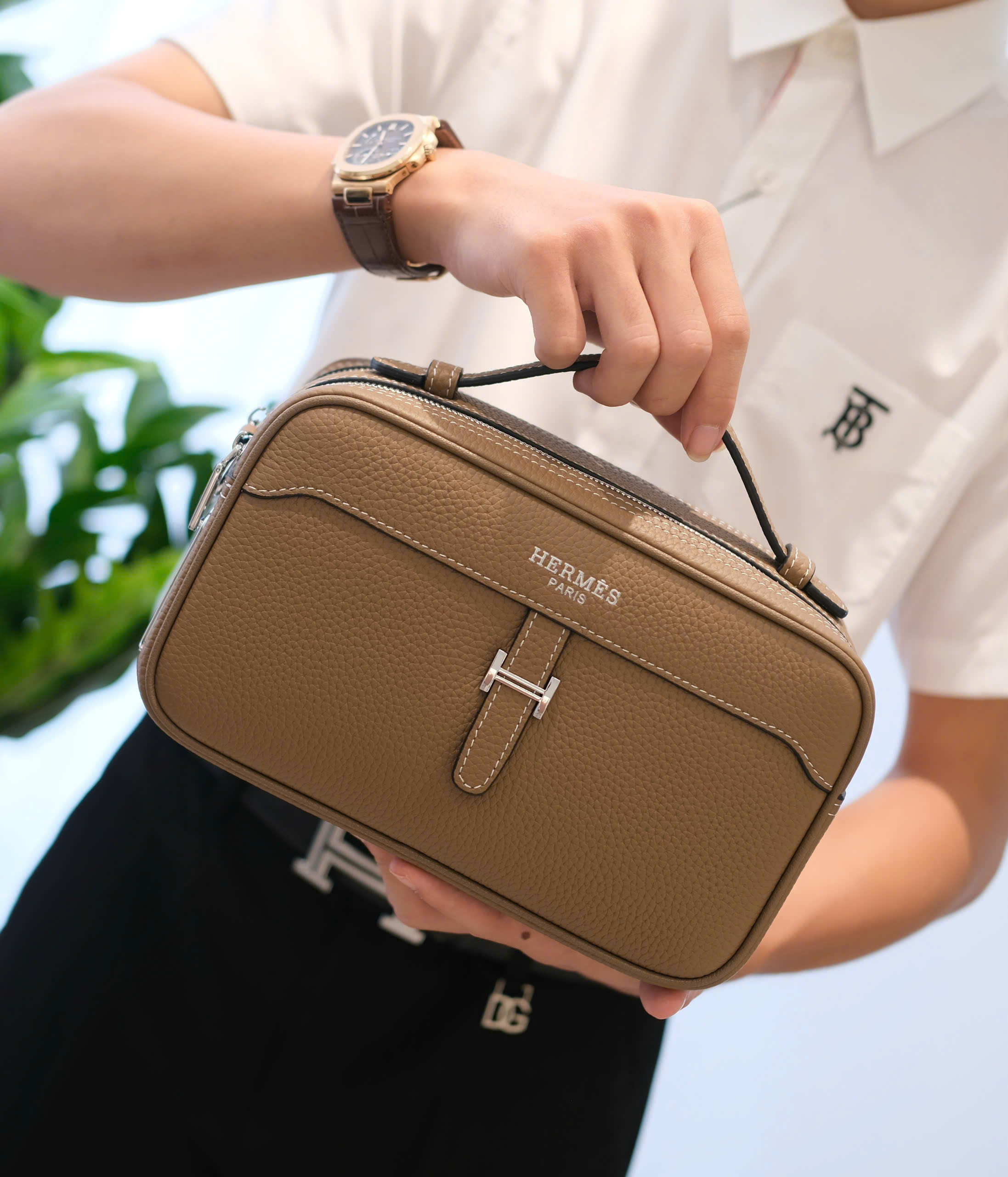 Túi Clutch cầm tay, đeo chéo Hermes HM Nâu logo kim loại khóa vân tay size 25x15x10cm DDT