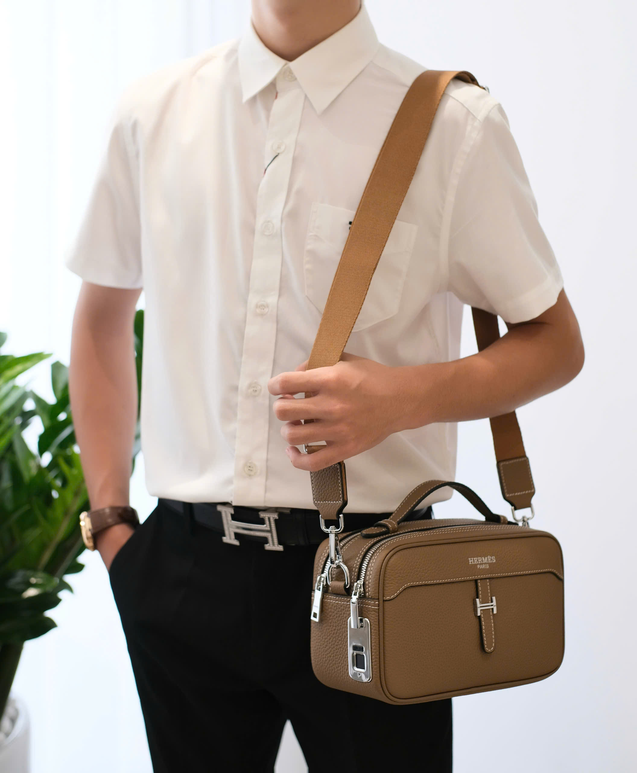 Túi Clutch cầm tay, đeo chéo Hermes HM Nâu logo kim loại khóa vân tay size 25x15x10cm DDT