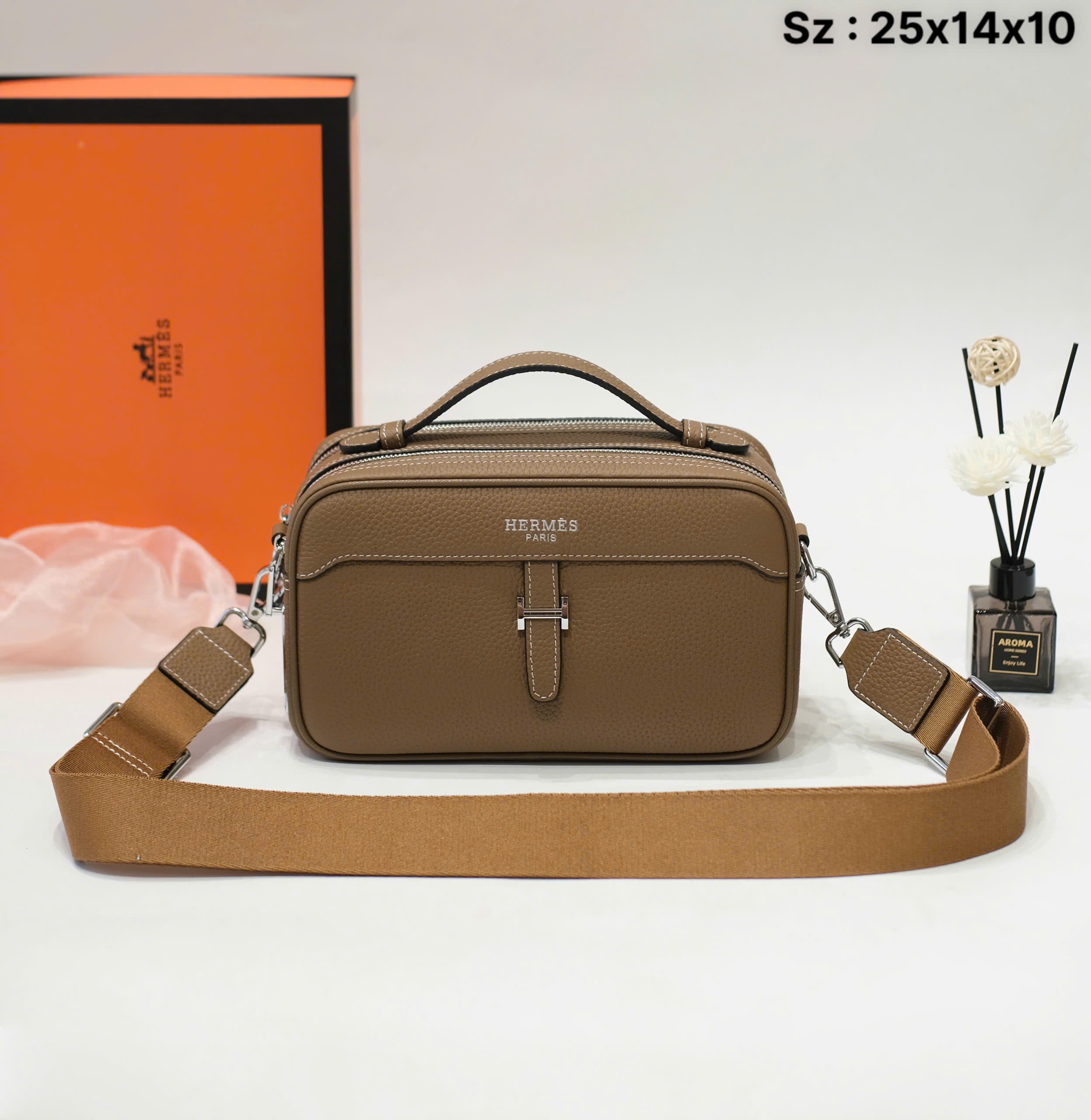 Túi Clutch cầm tay, đeo chéo Hermes HM Nâu logo kim loại khóa vân tay size 25x15x10cm DDT