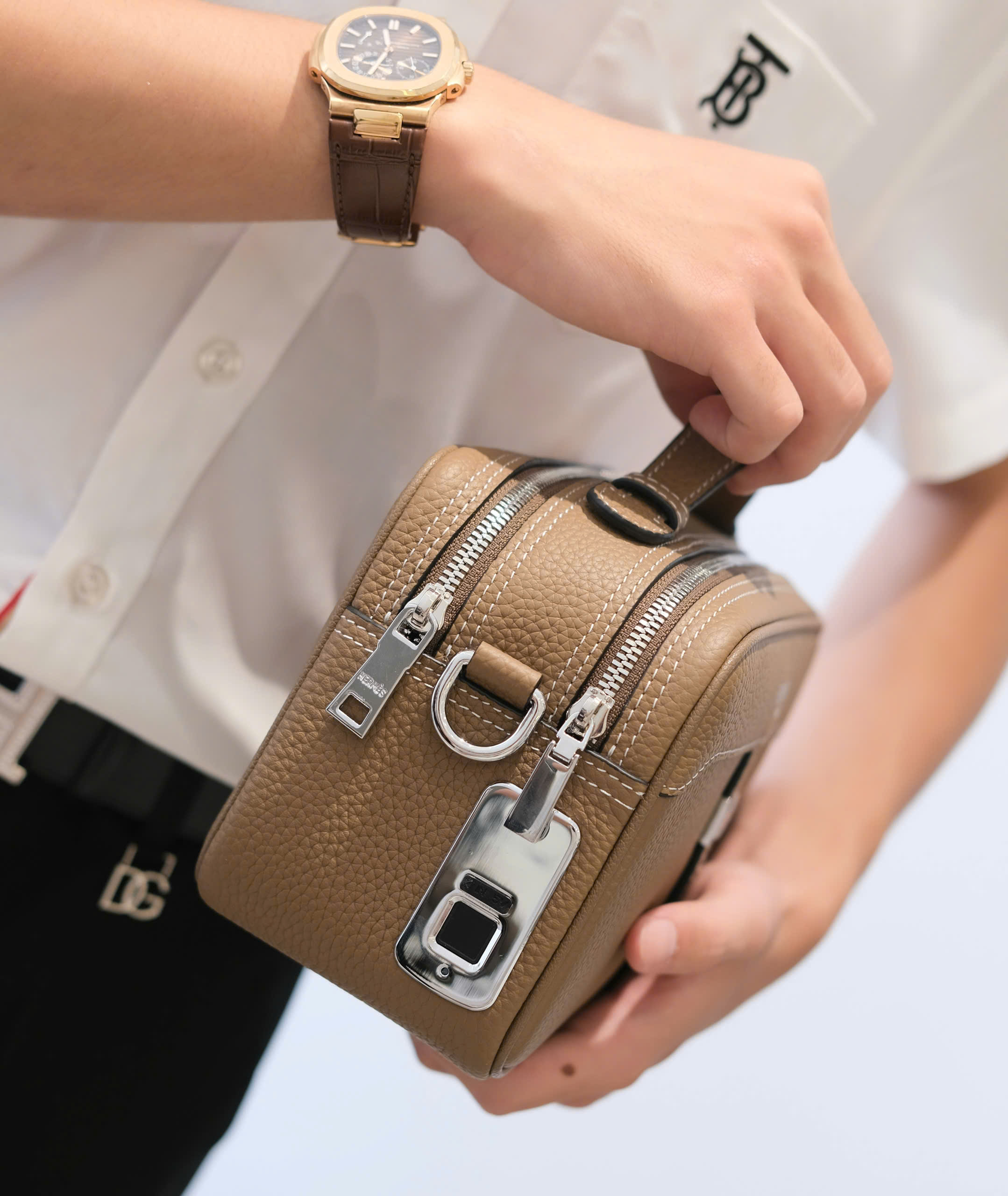 Túi Clutch cầm tay, đeo chéo Hermes HM Nâu logo kim loại khóa vân tay size 25x15x10cm DDT