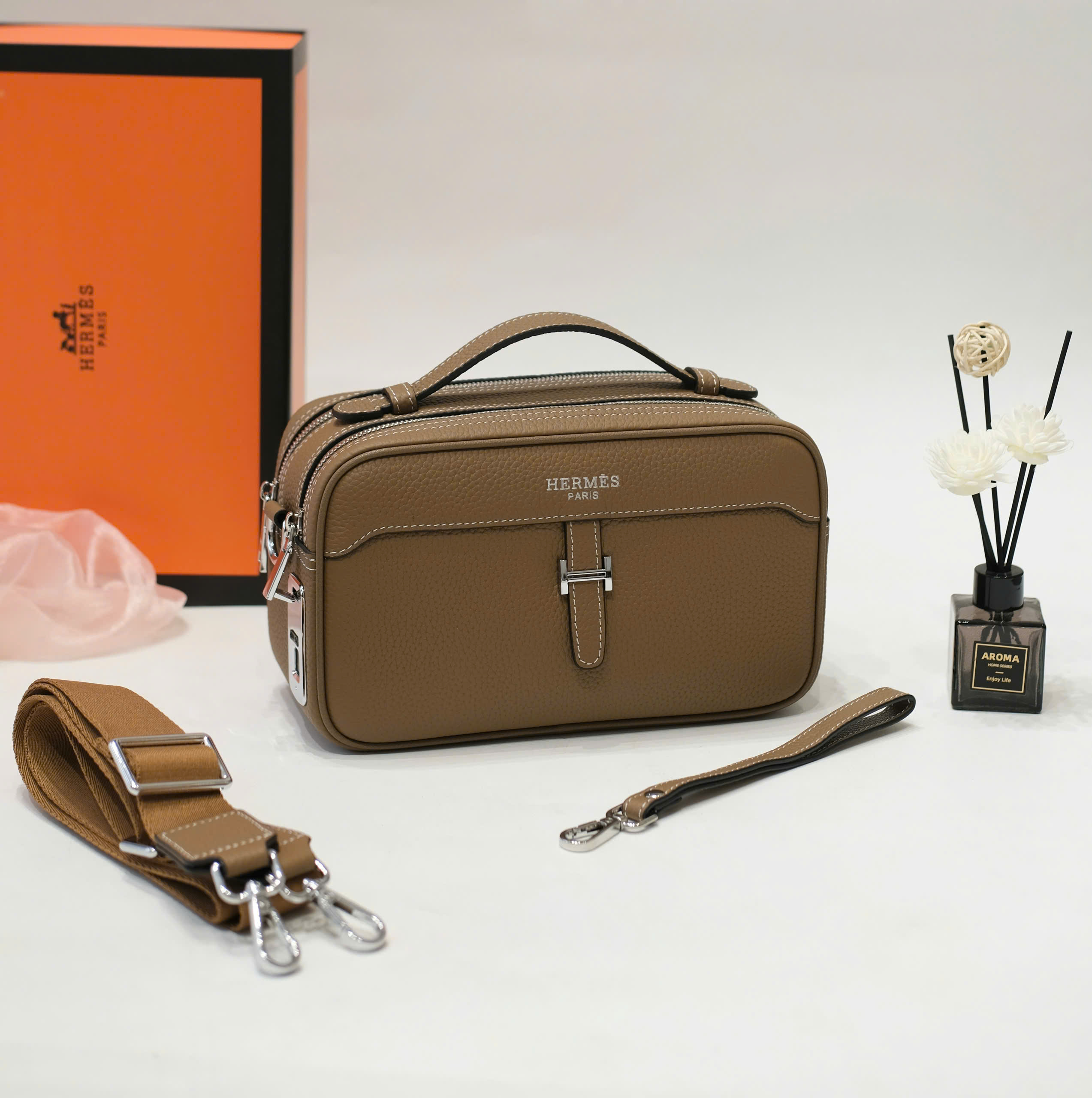 Túi Clutch cầm tay, đeo chéo Hermes HM Nâu logo kim loại khóa vân tay size 25x15x10cm DDT