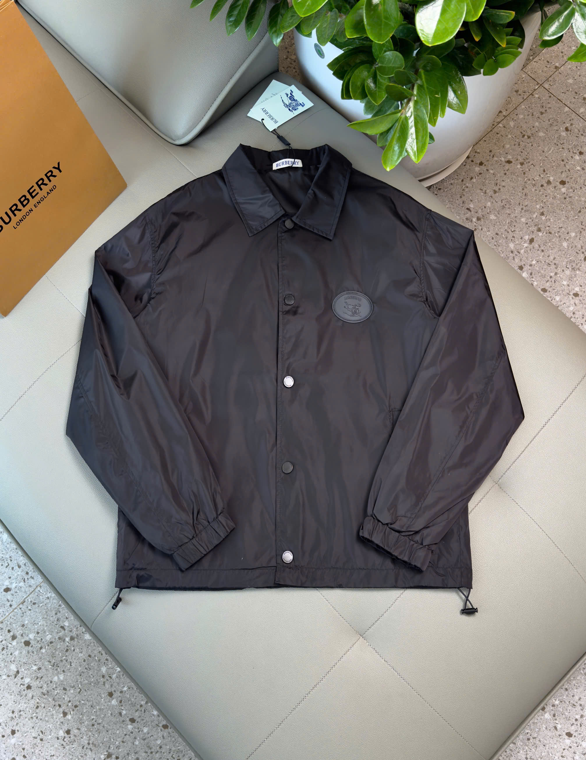 Áo khoác gió Burberry BBR Đen cổ bẻ cài khuy logo ngựa bay ngực Like Auth S-L DDT