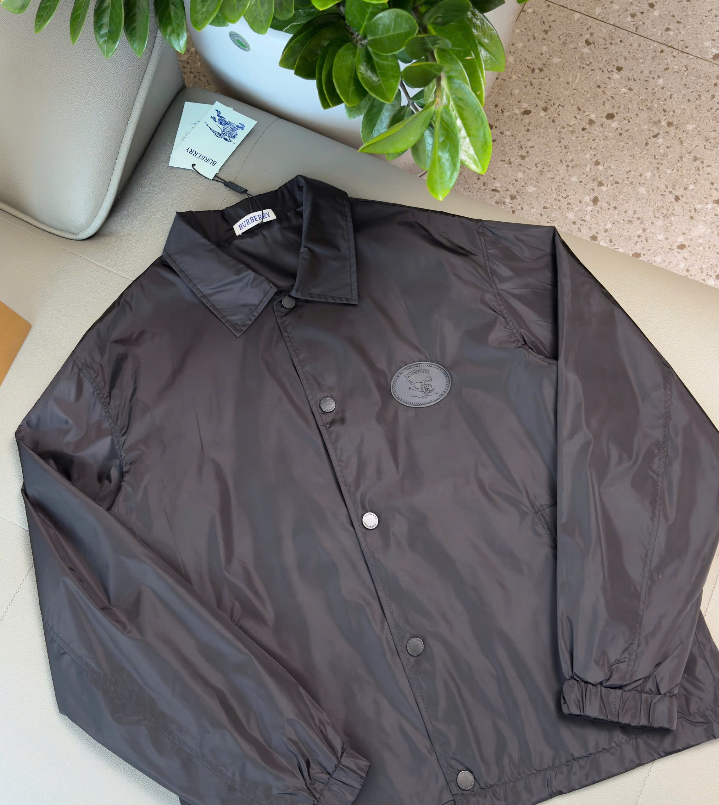 Áo khoác gió Burberry BBR Đen cổ bẻ cài khuy logo ngựa bay ngực Like Auth S-L DDT