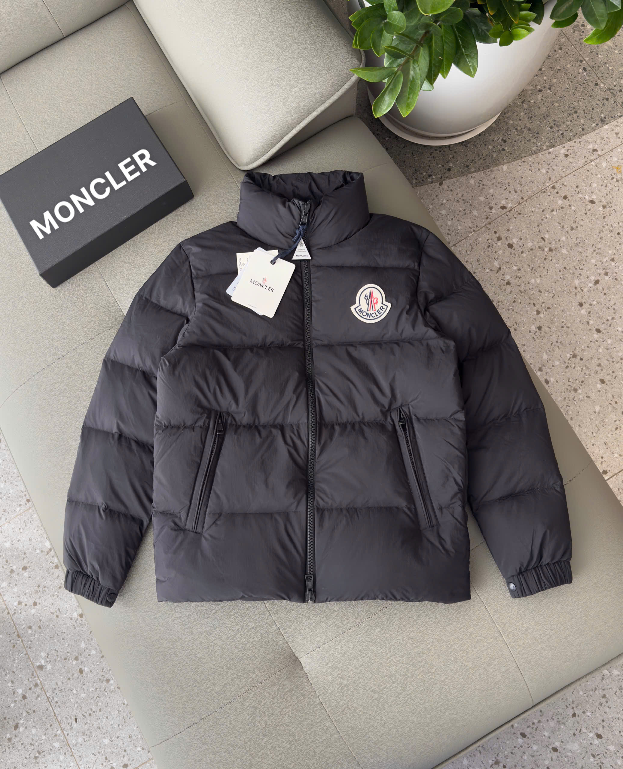 Áo khoác gió Burberry BBR Đen cổ bẻ cài khuy logo ngựa bay ngực Like Auth S-L DDT