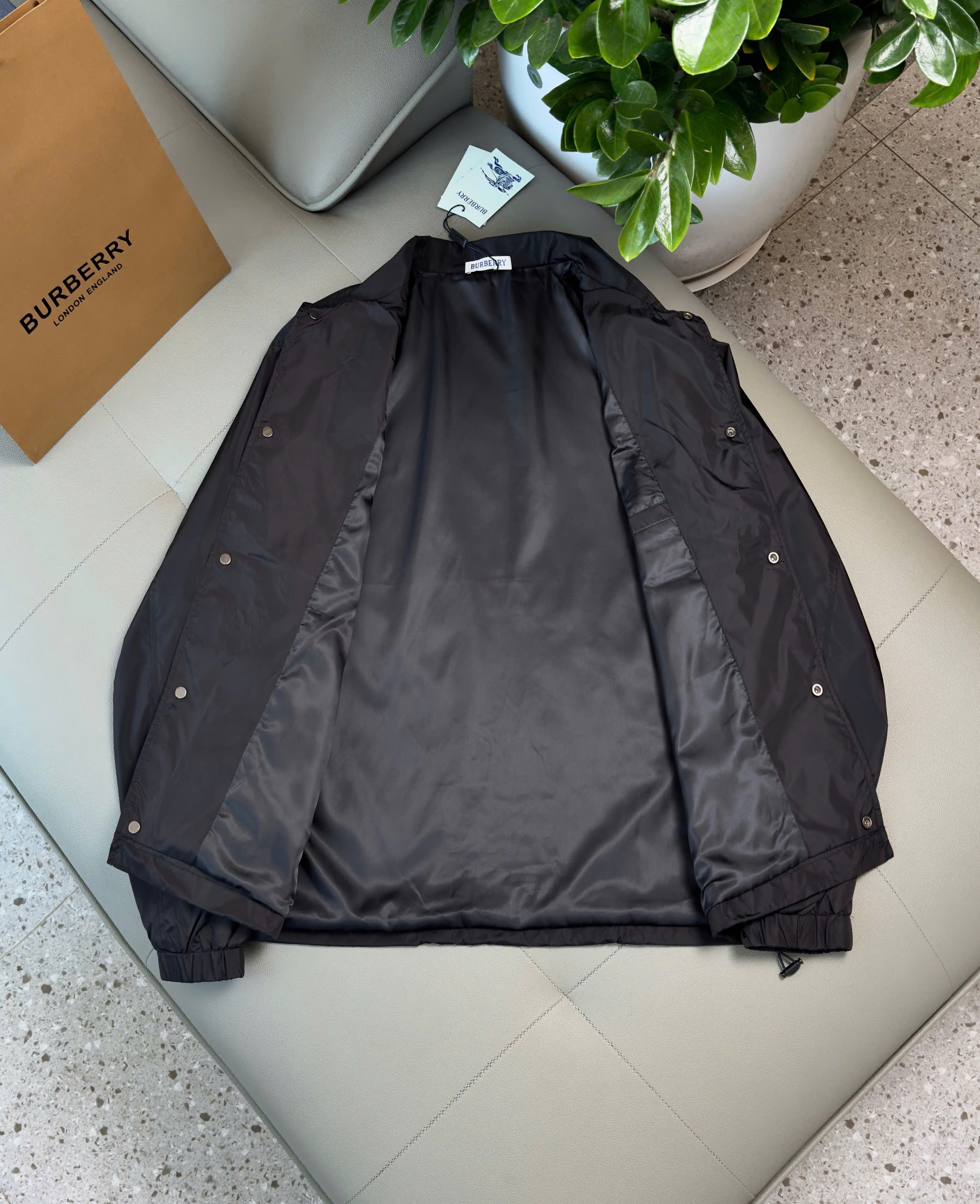 Áo khoác gió Burberry BBR Đen cổ bẻ cài khuy logo ngựa bay ngực Like Auth S-L DDT