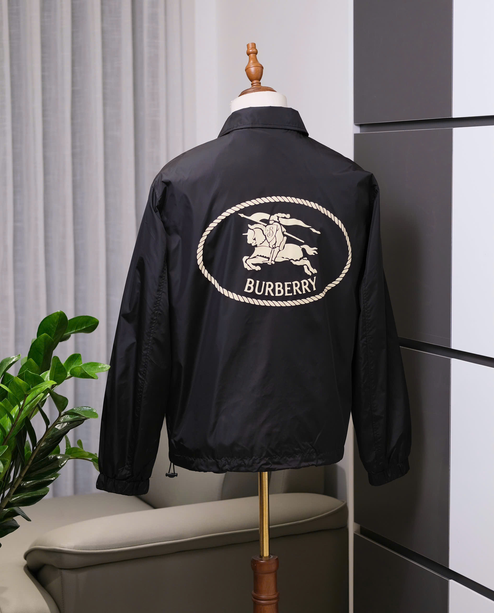 Áo khoác gió Burberry BBR Đen cổ bẻ cài khuy logo ngựa bay ngực Like Auth S-L DDT