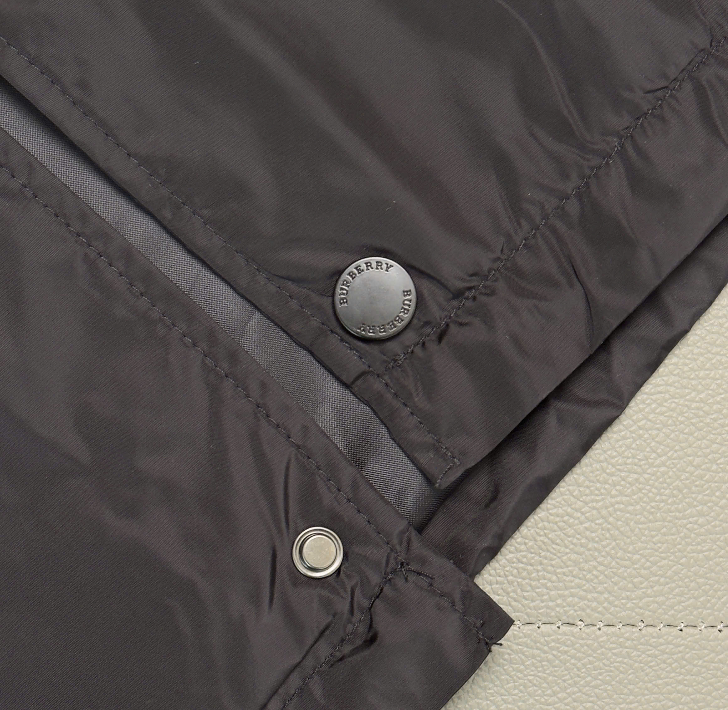 Áo khoác gió Burberry BBR Đen cổ bẻ cài khuy logo ngựa bay ngực Like Auth S-L DDT
