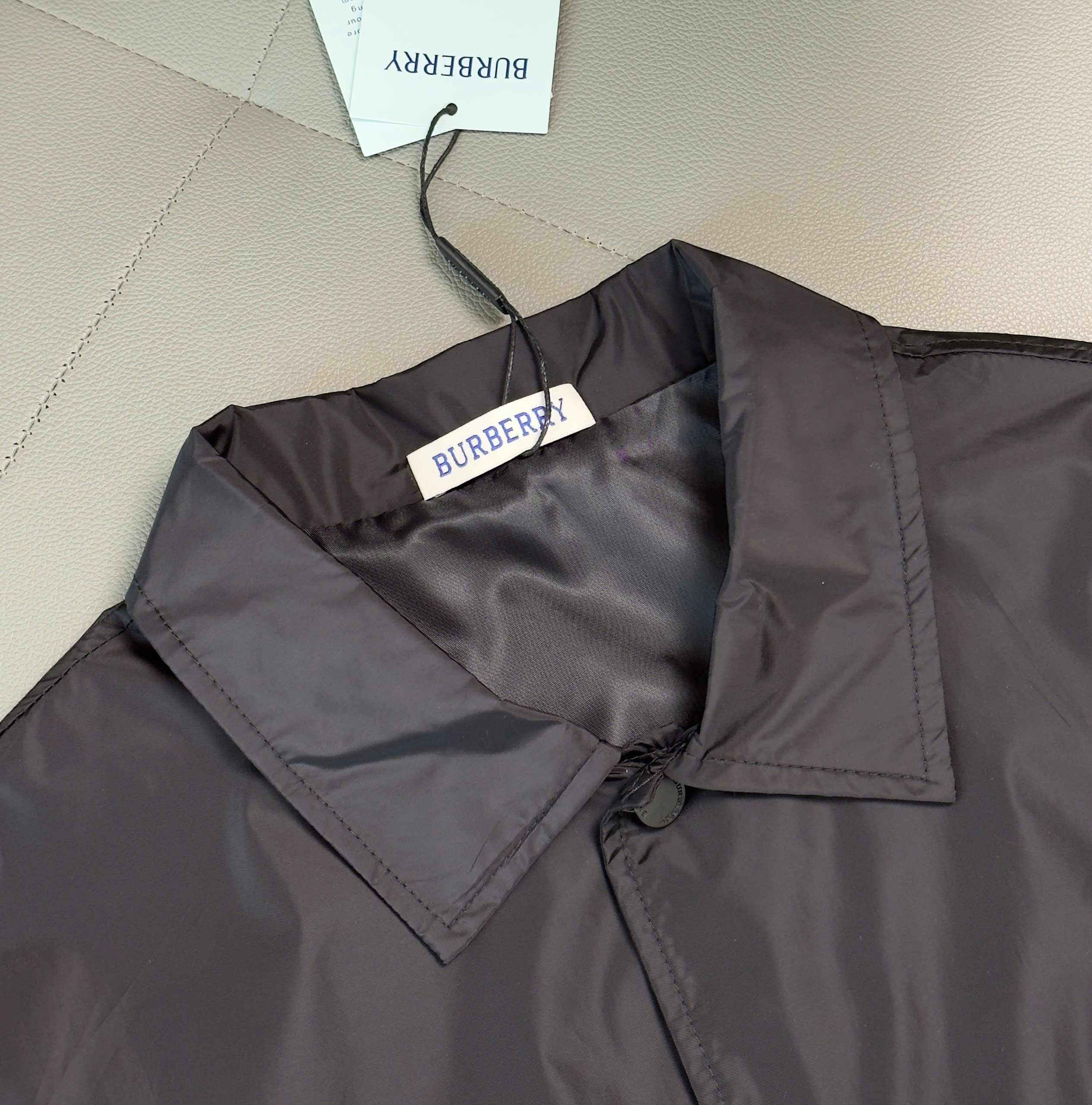 Áo khoác gió Burberry BBR Đen cổ bẻ cài khuy logo ngựa bay ngực Like Auth S-L DDT