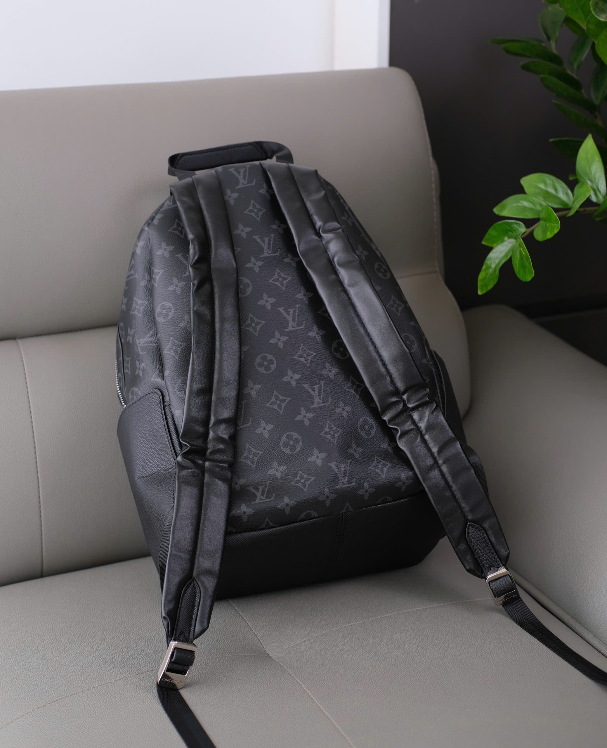 Balo Louis Vuitton LV Đen họa tiết monogram nửa dưới tag da Like Auth DDT