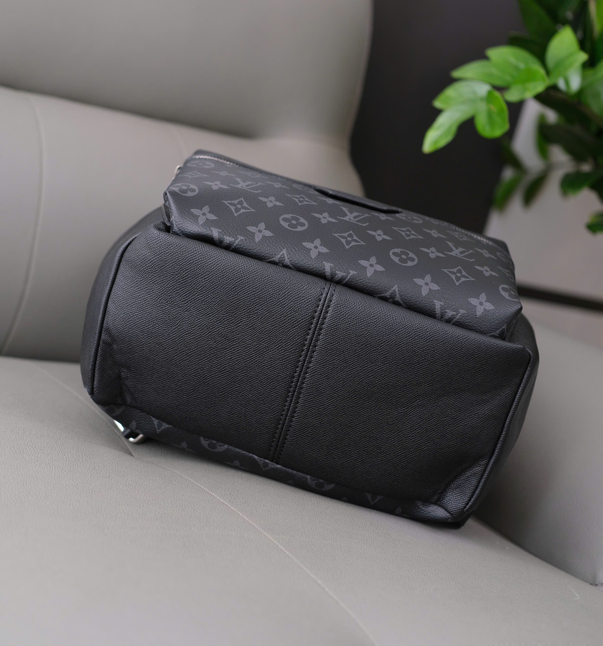 Balo Louis Vuitton LV Đen họa tiết monogram nửa dưới tag da Like Auth DDT