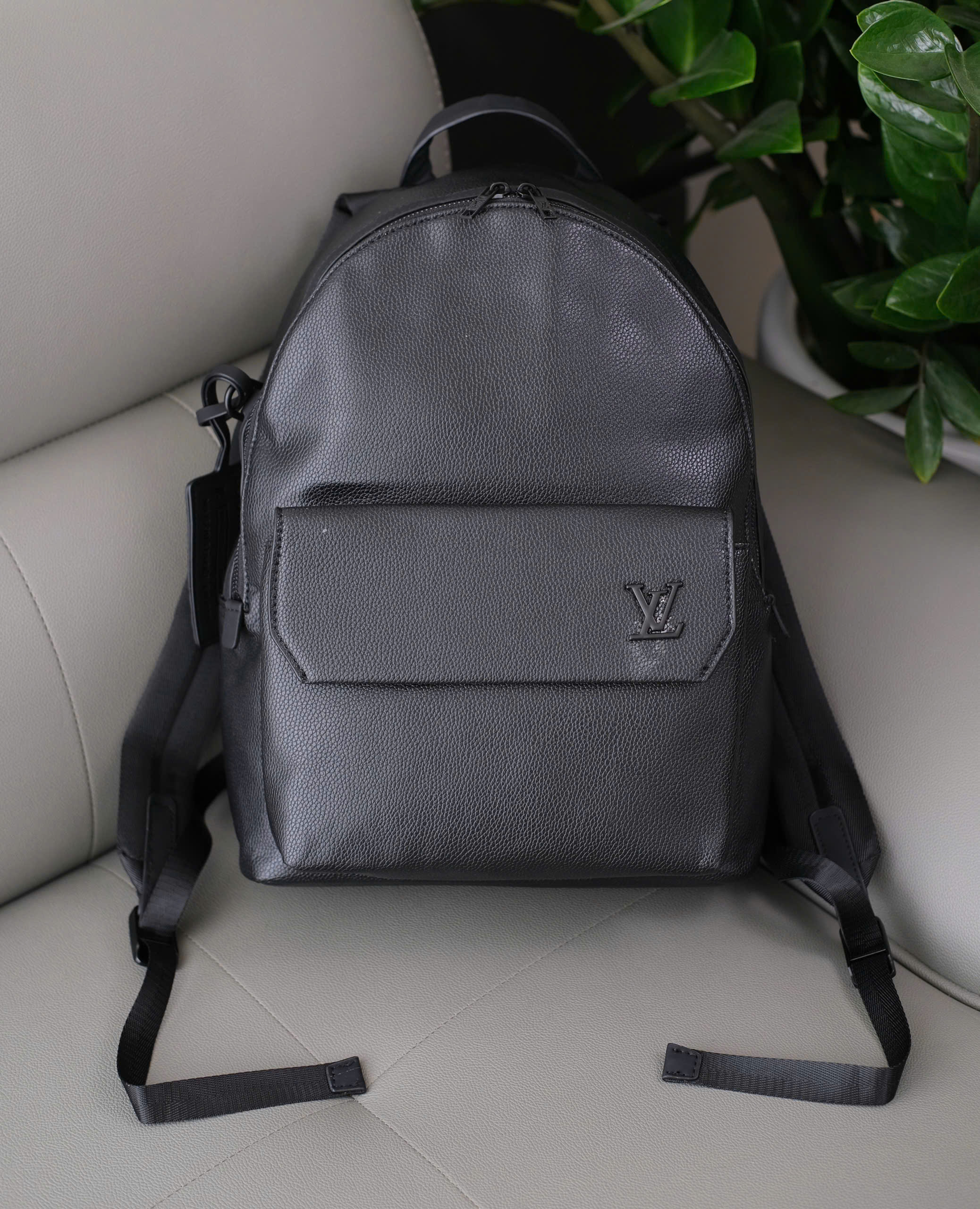 Balo Louis Vuitton LV Đen sần logo tag Like Auth DDT