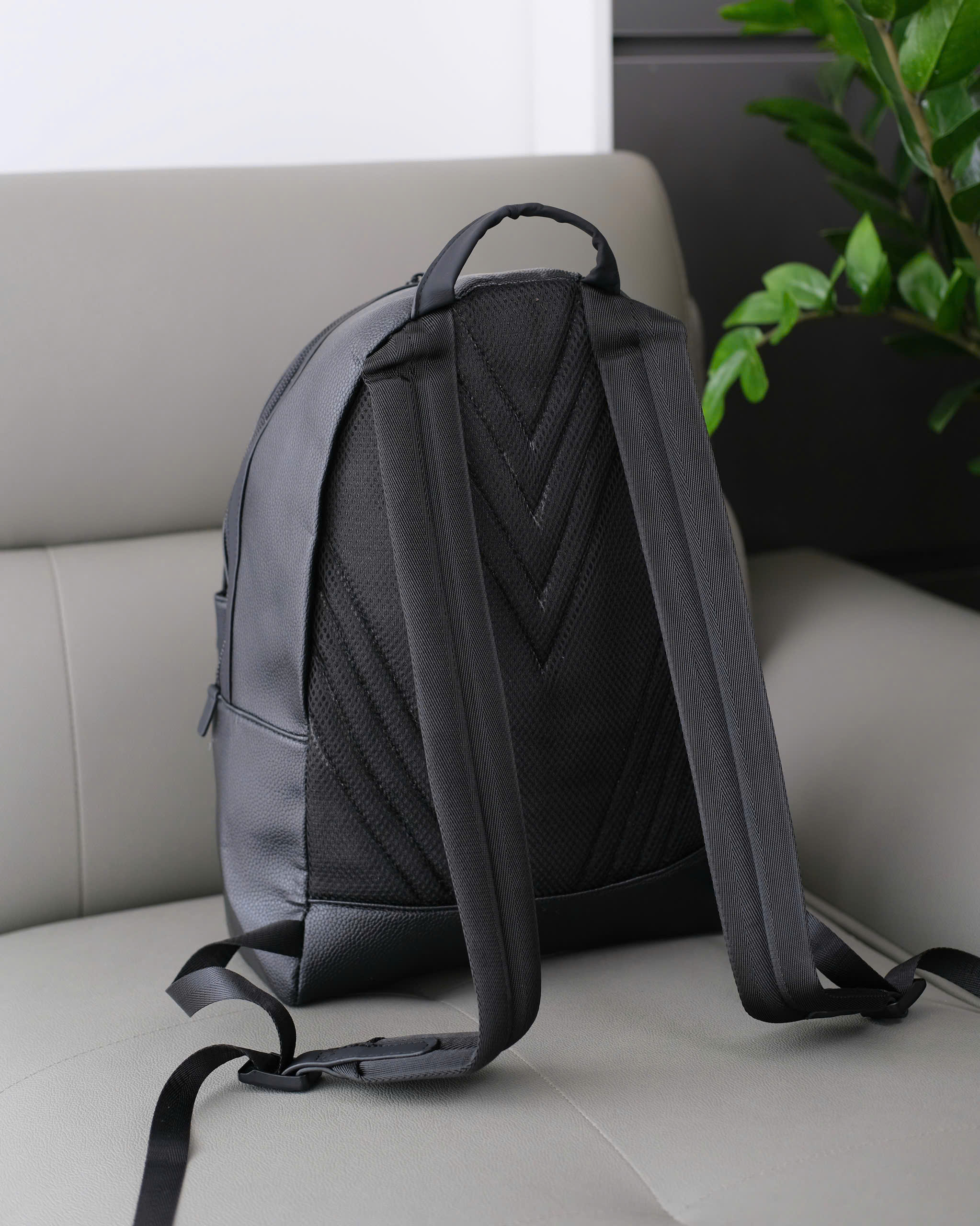 Balo Louis Vuitton LV Đen sần logo tag Like Auth DDT