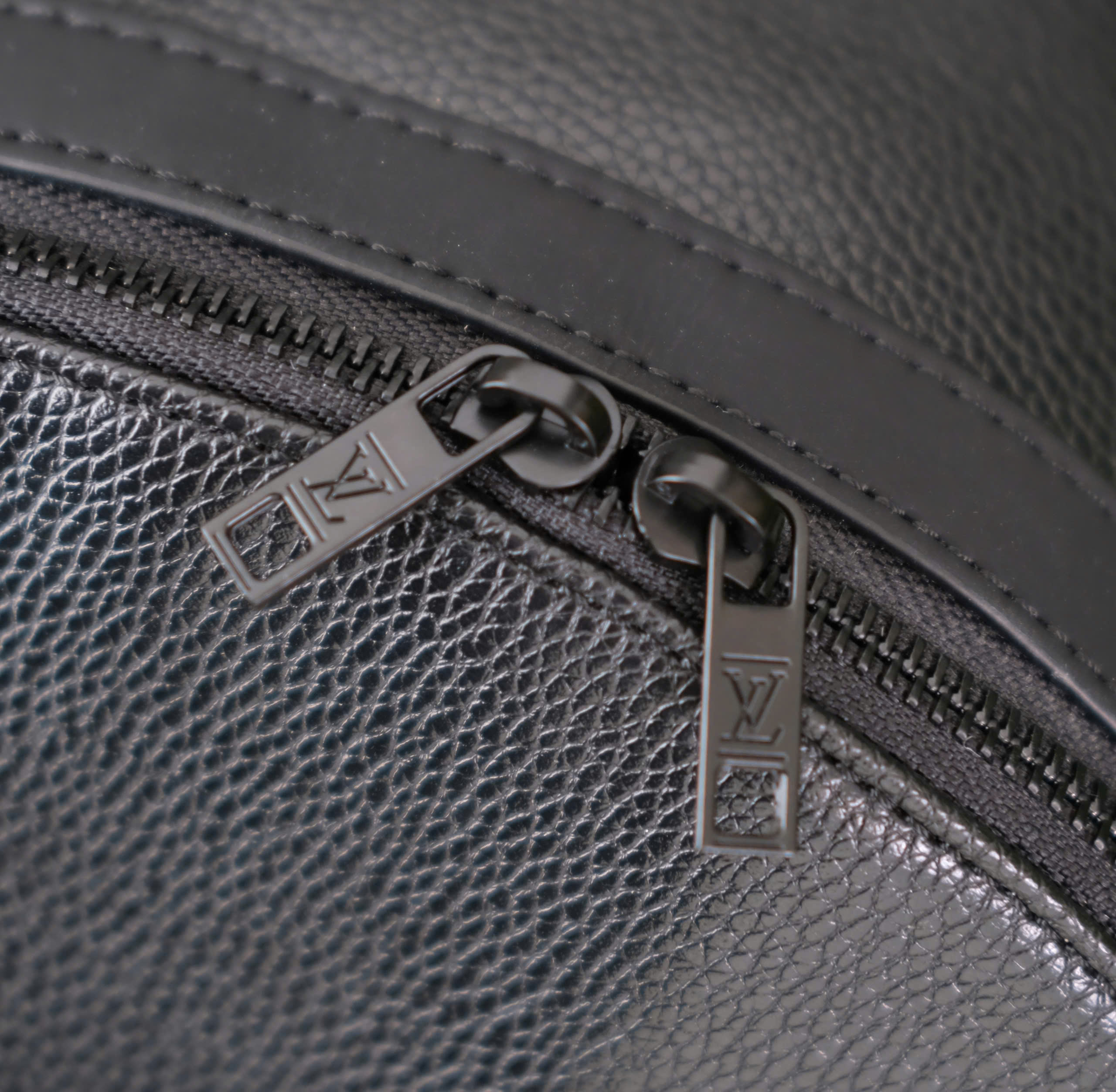 Balo Louis Vuitton LV Đen sần logo tag Like Auth DDT