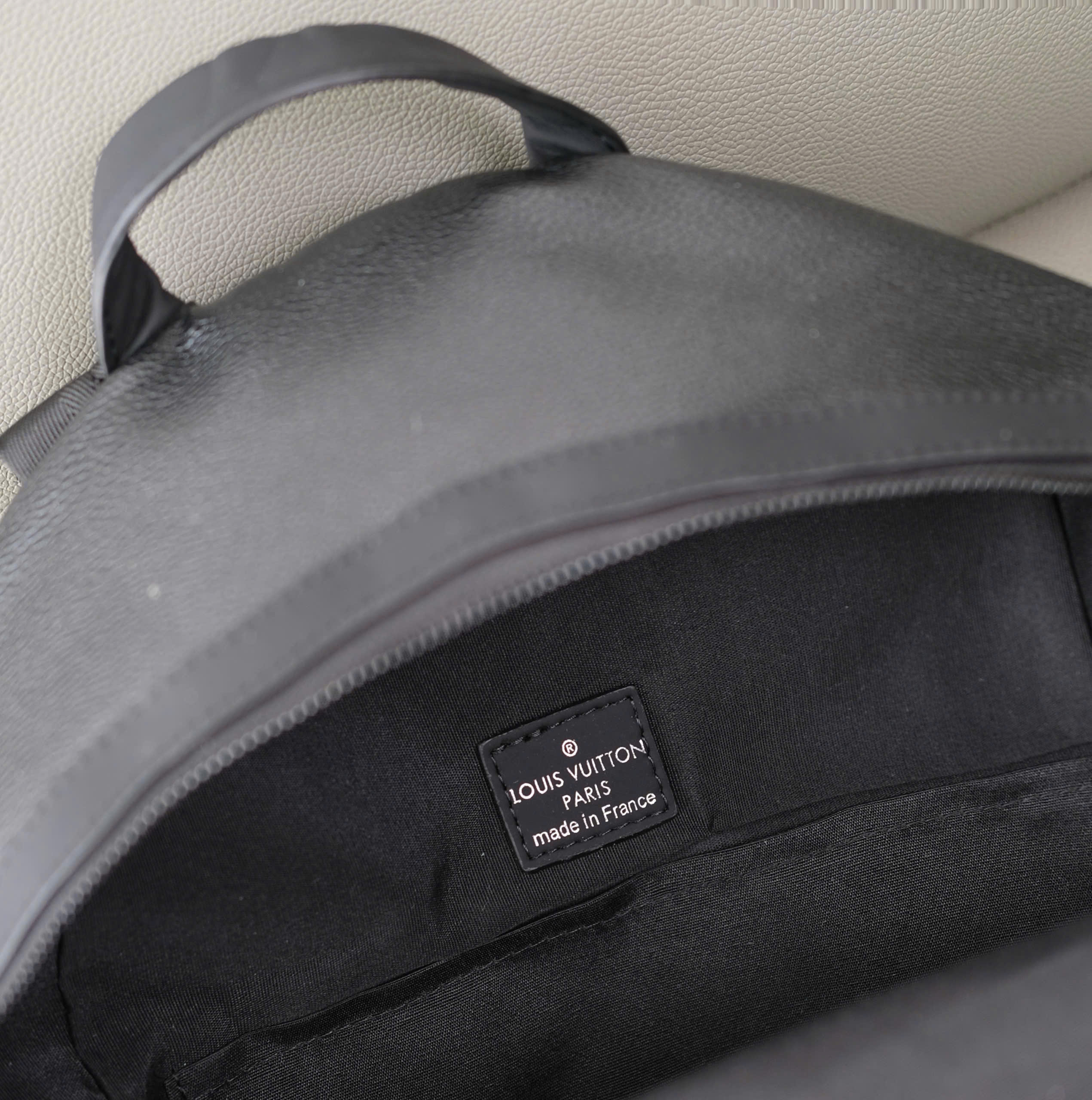 Balo Louis Vuitton LV Đen sần logo tag Like Auth DDT