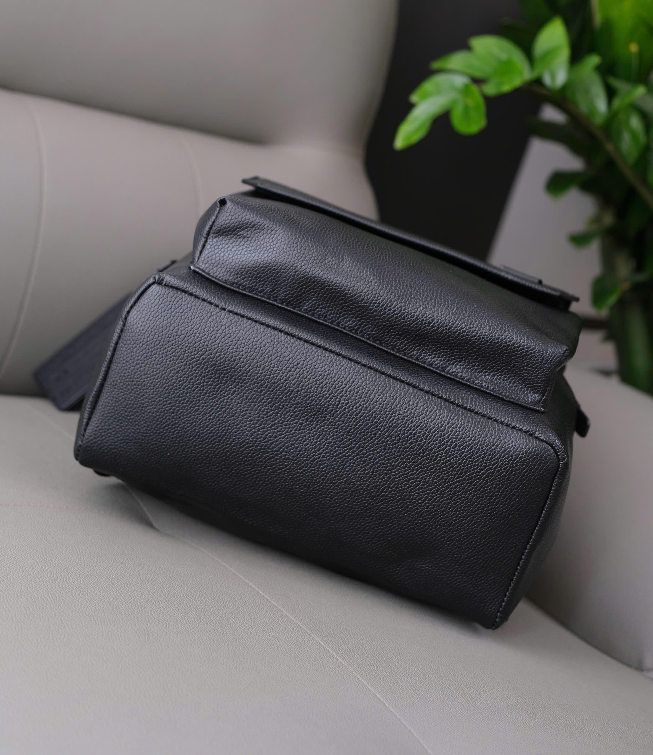 Balo Louis Vuitton LV Đen sần logo tag Like Auth DDT