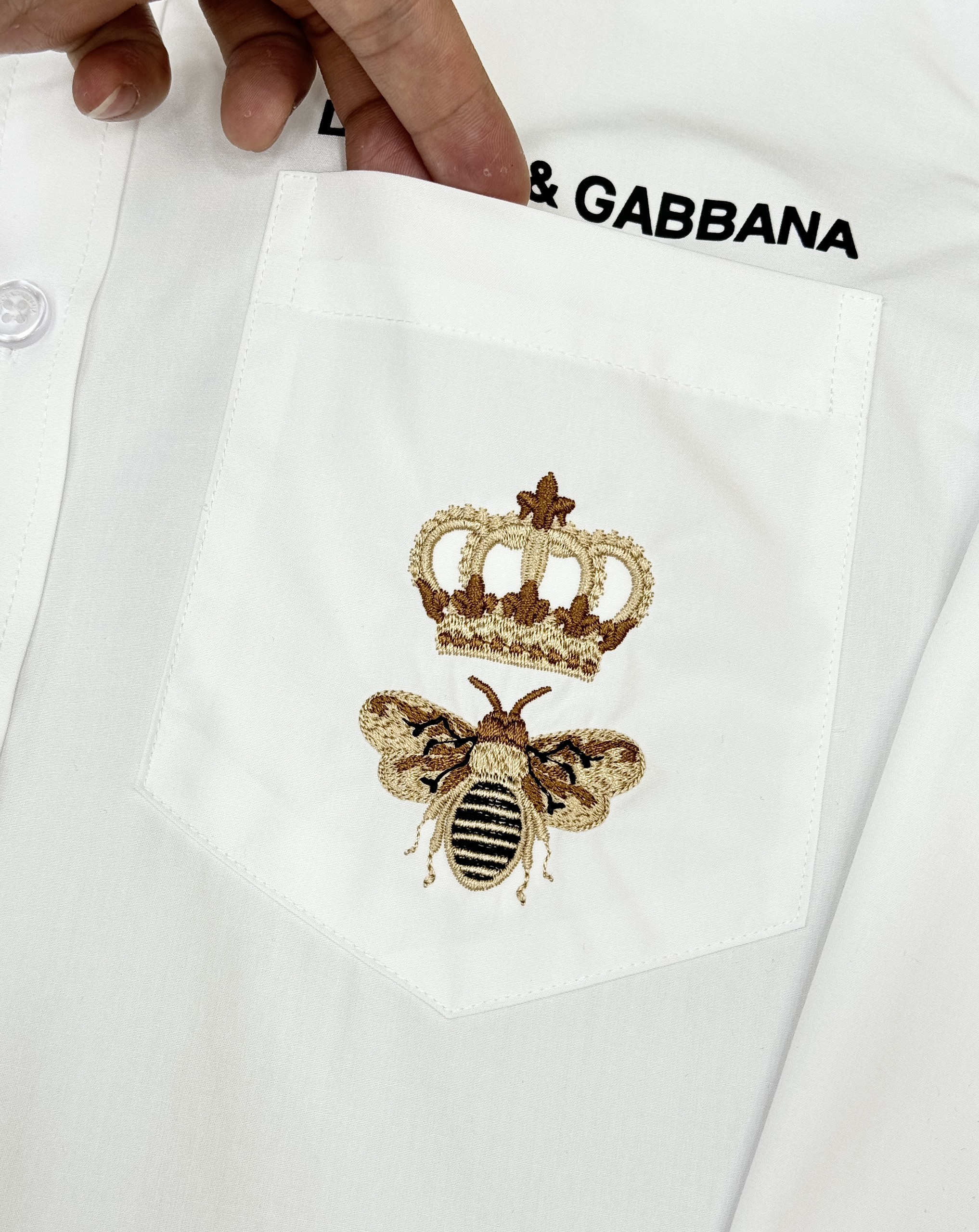 Áo sơ mi dài tay Dolce Gabbana DG Trắng logo Ong vương miện thêu túi ngực Like Auth on web CD LK