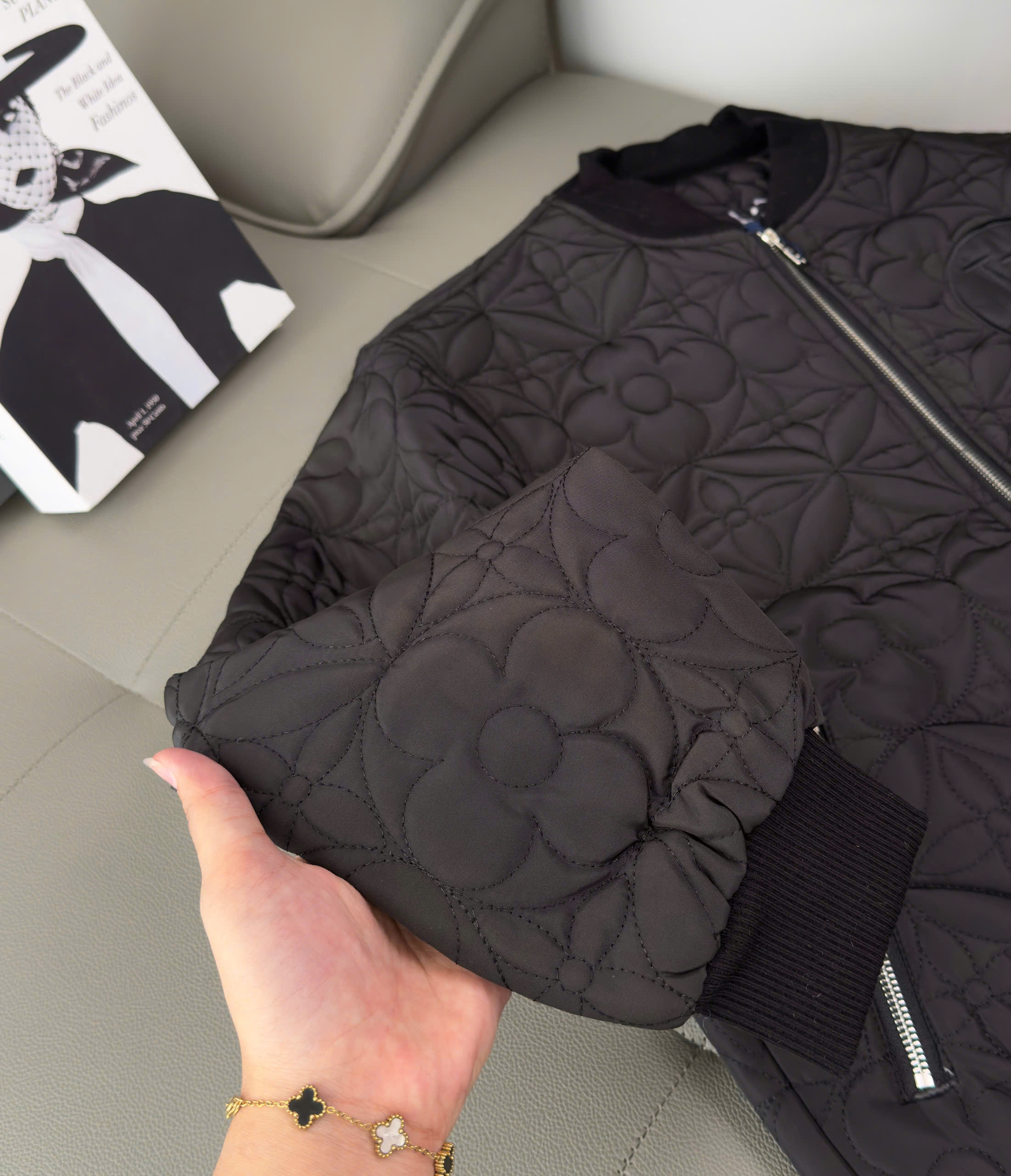 Áo khoác Bomber Louis Vuitton LV Đen logo dập nổi Like Auth M-XXL DDT