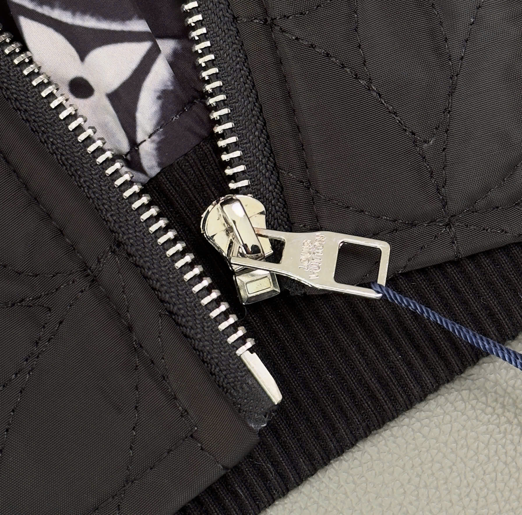 Áo khoác Bomber Louis Vuitton LV Đen logo dập nổi Like Auth M-XXL DDT