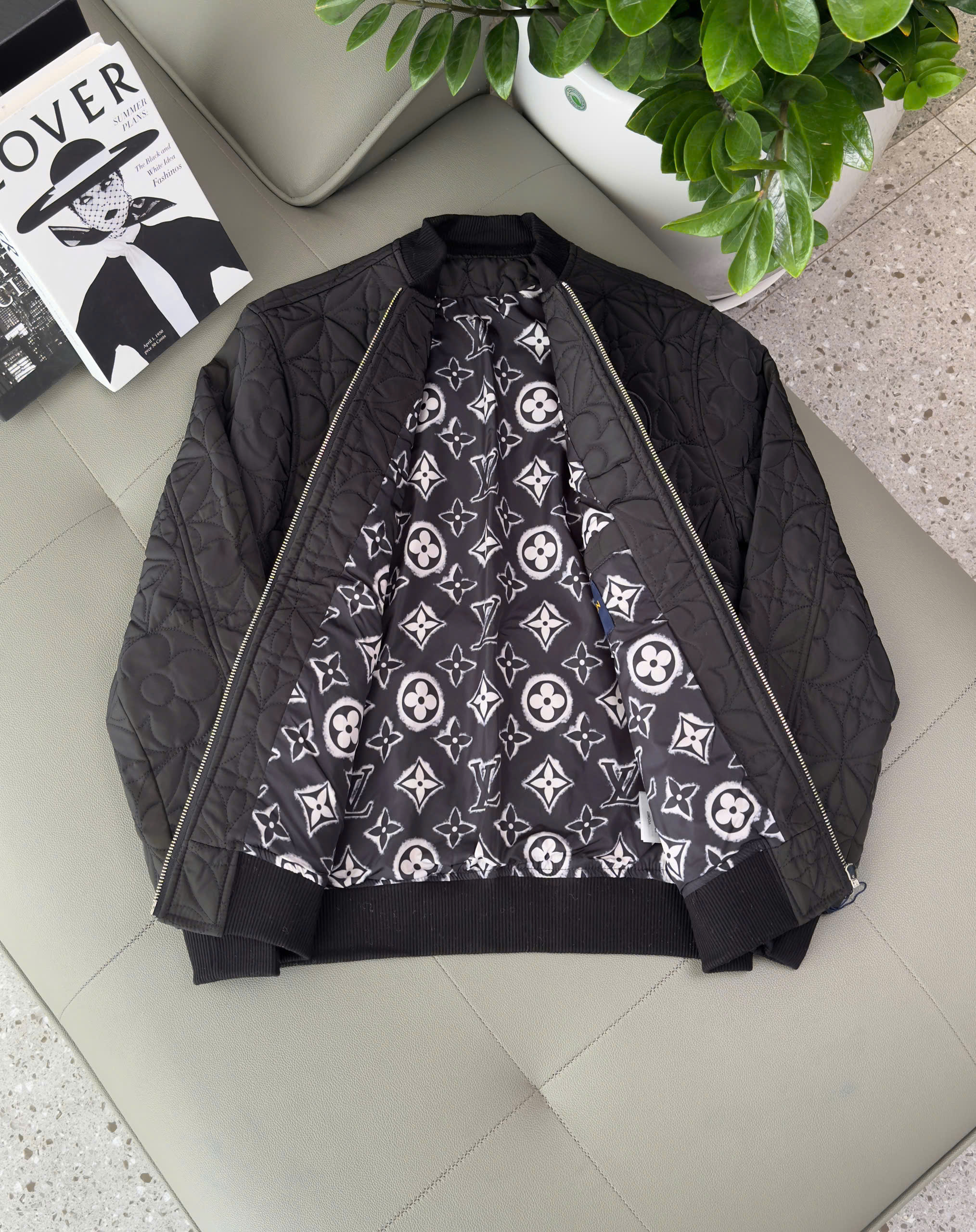Áo khoác Bomber Louis Vuitton LV Đen logo dập nổi Like Auth M-XXL DDT