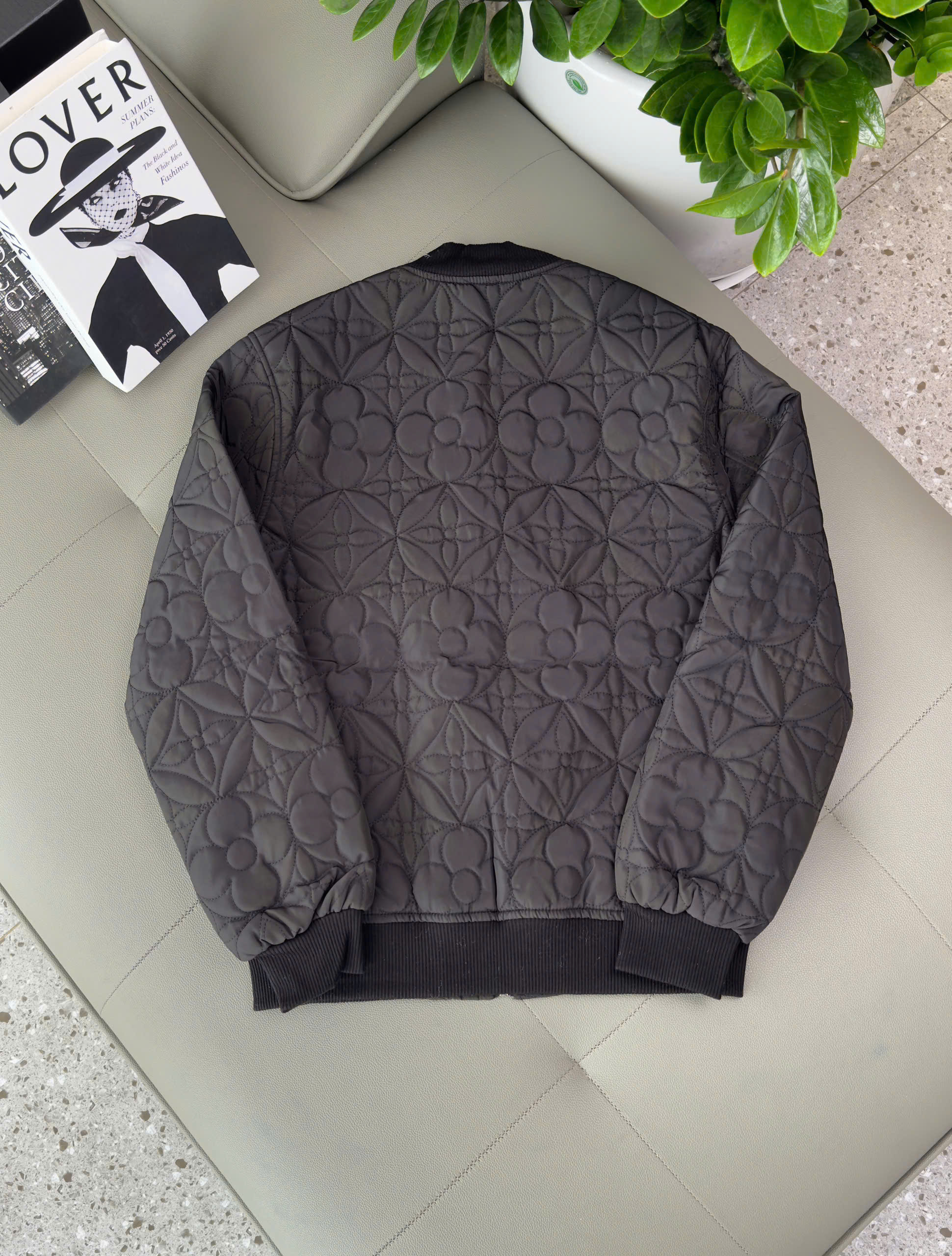 Áo khoác Bomber Louis Vuitton LV Đen logo dập nổi Like Auth M-XXL DDT