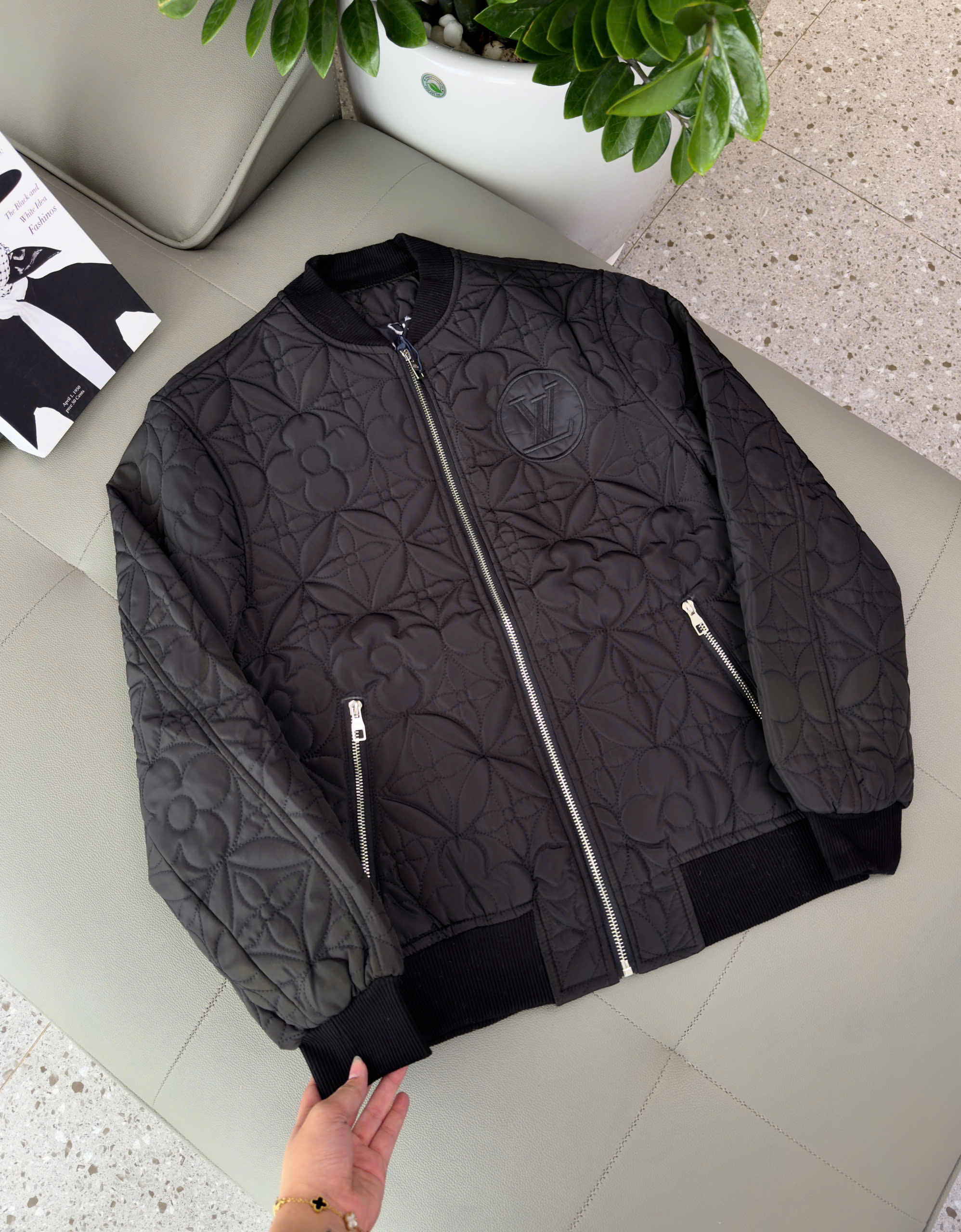 Áo khoác Bomber Louis Vuitton LV Đen logo dập nổi Like Auth M-XXL DDT