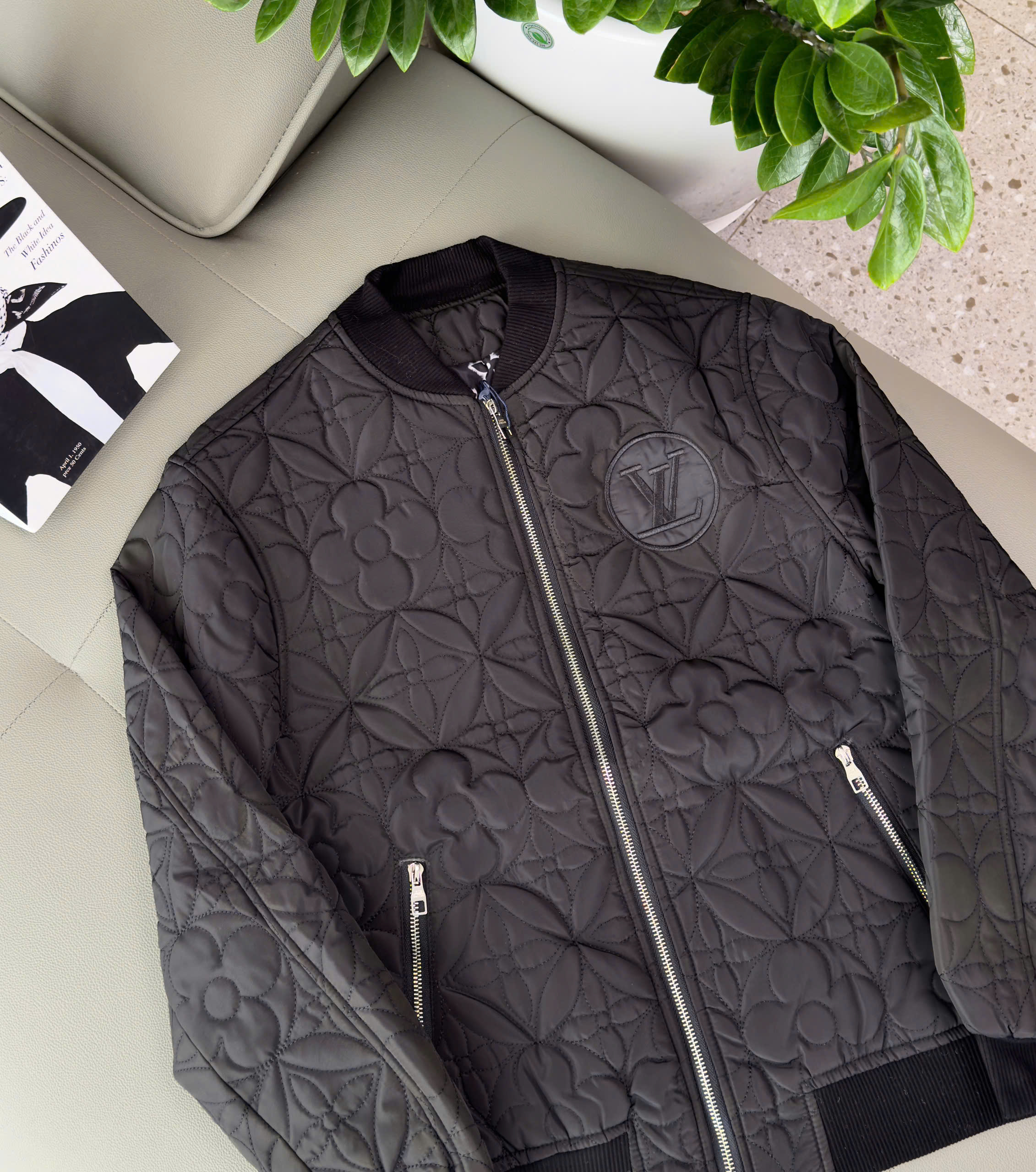 Áo khoác Bomber Louis Vuitton LV Đen logo dập nổi Like Auth M-XXL DDT