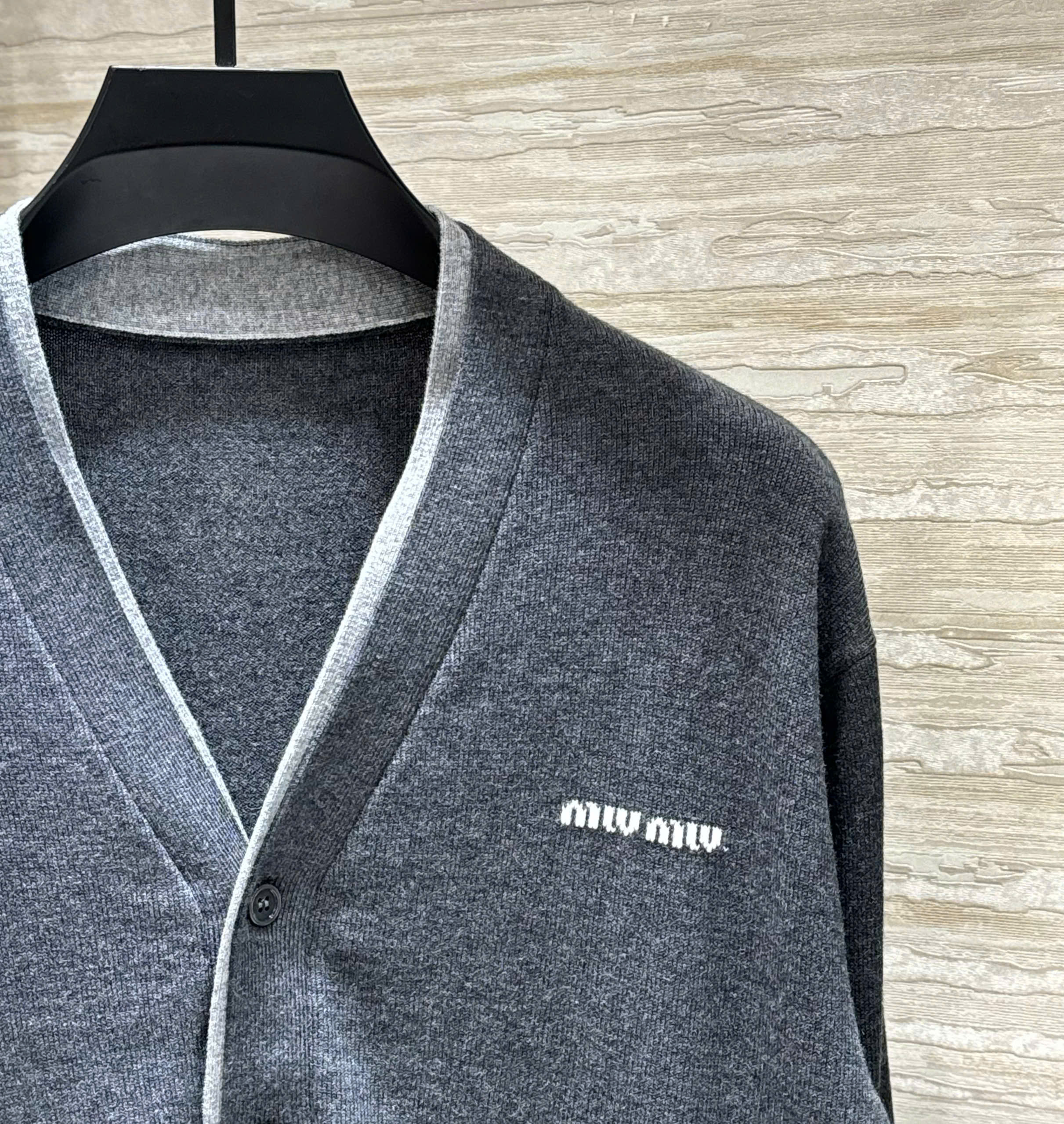 Áo khoác Cardigan len mongtoghi MiuMiu Xám logo thêu ngực Like AUth 48-54 DDT