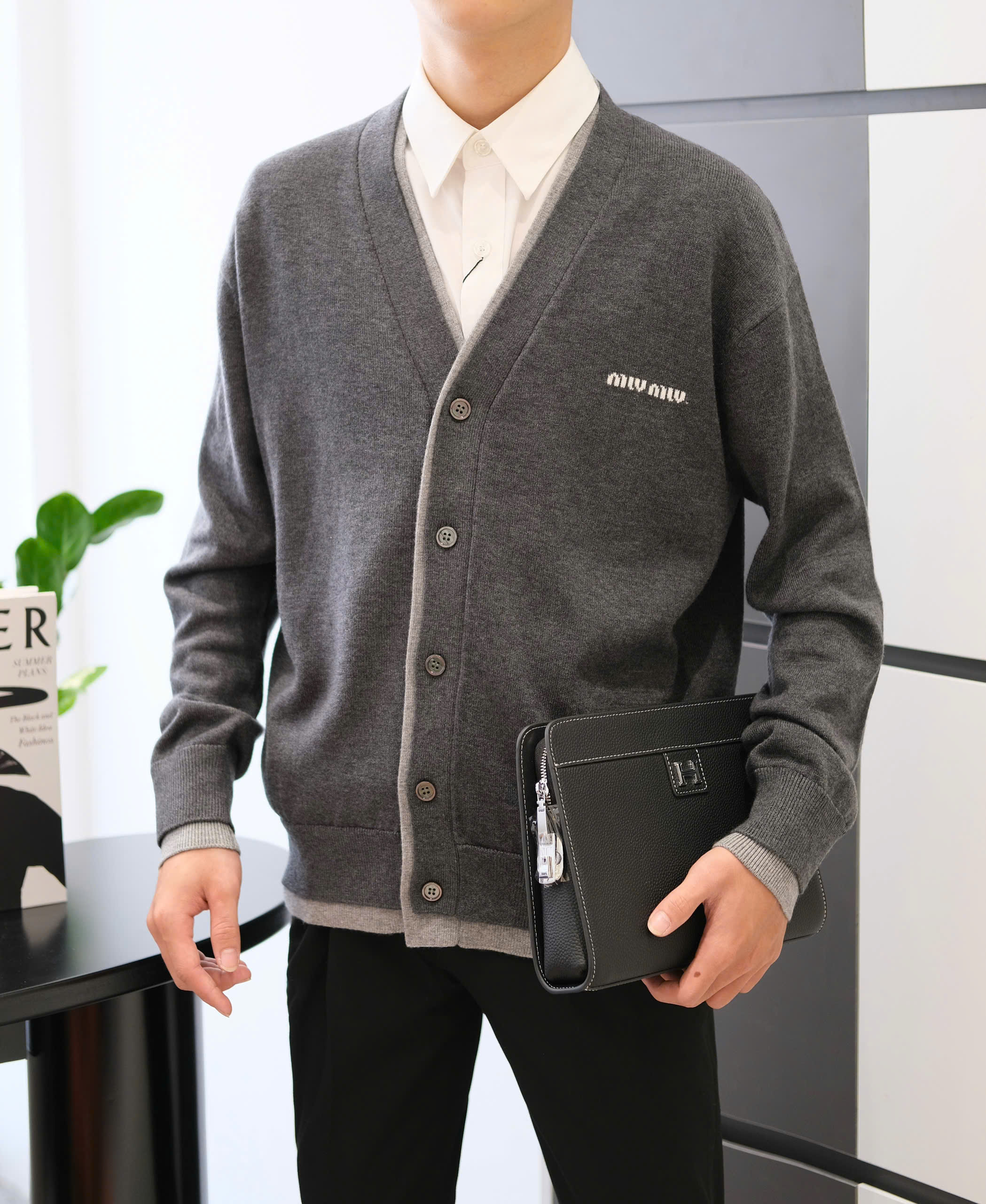 Áo khoác Cardigan len mongtoghi MiuMiu Xám logo thêu ngực Like AUth 48-54 DDT