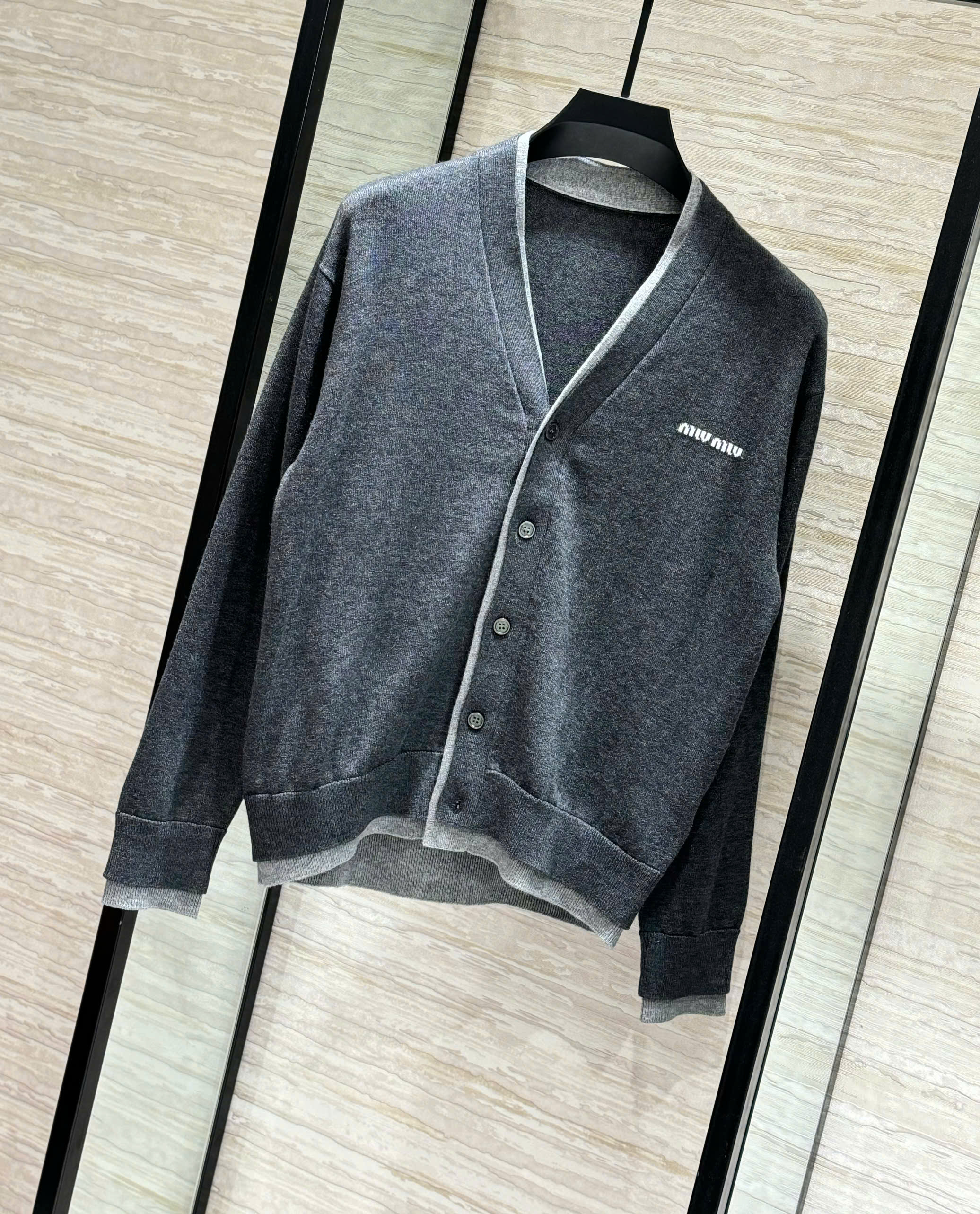 Áo khoác Cardigan len mongtoghi MiuMiu Xám logo thêu ngực Like AUth 48-54 DDT