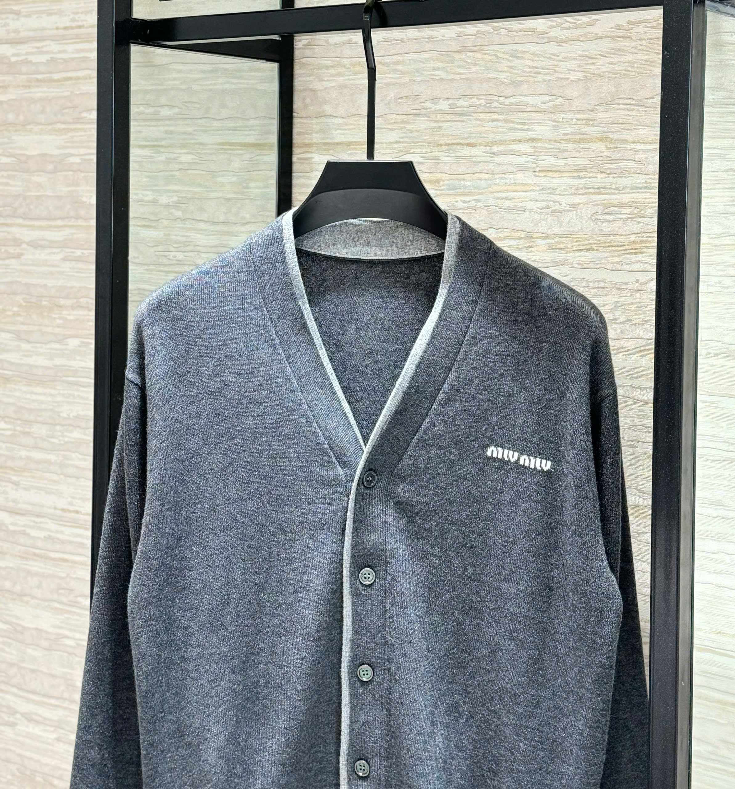 Áo khoác Cardigan len mongtoghi MiuMiu Xám logo thêu ngực Like AUth 48-54 DDT