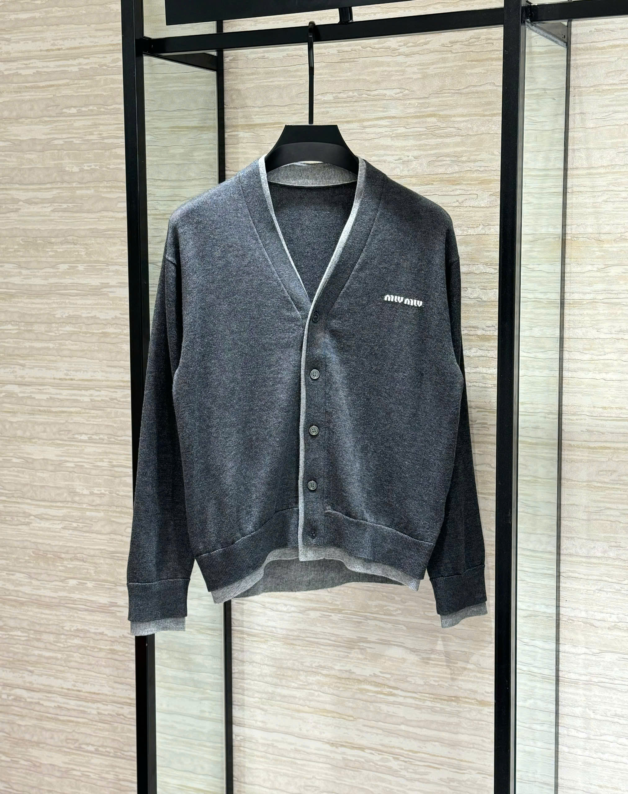 Áo khoác Cardigan len mongtoghi MiuMiu Xám logo thêu ngực Like AUth 48-54 DDT