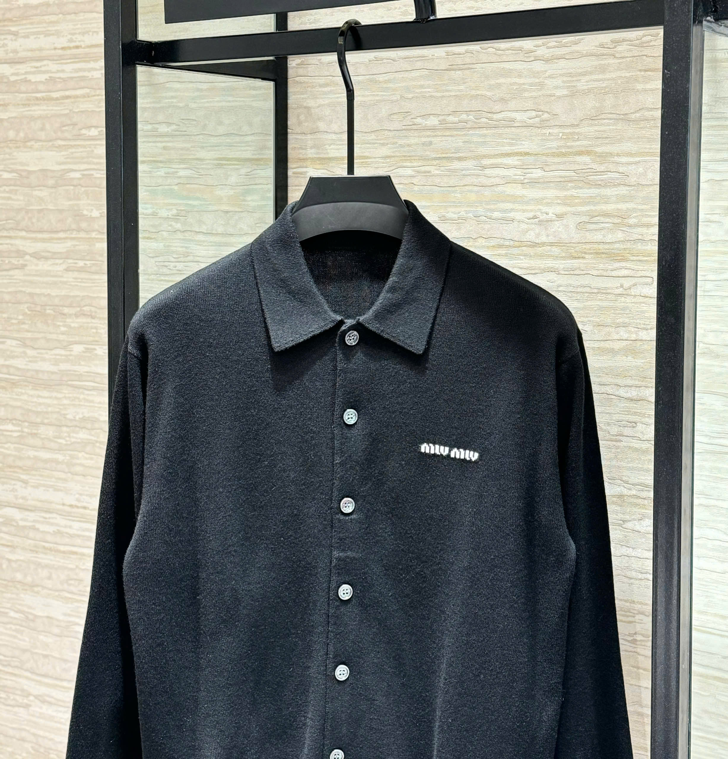 Áo polo tay dài len mongtoghi MiuMiu Đen logo thêu ngực Like AUth 48-54 DDT