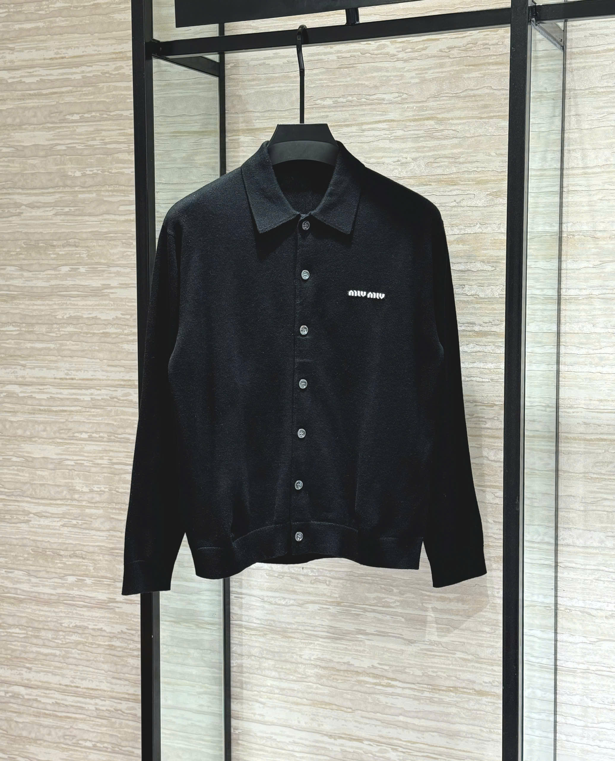 Áo polo tay dài len mongtoghi MiuMiu Đen logo thêu ngực Like AUth 48-54 DDT