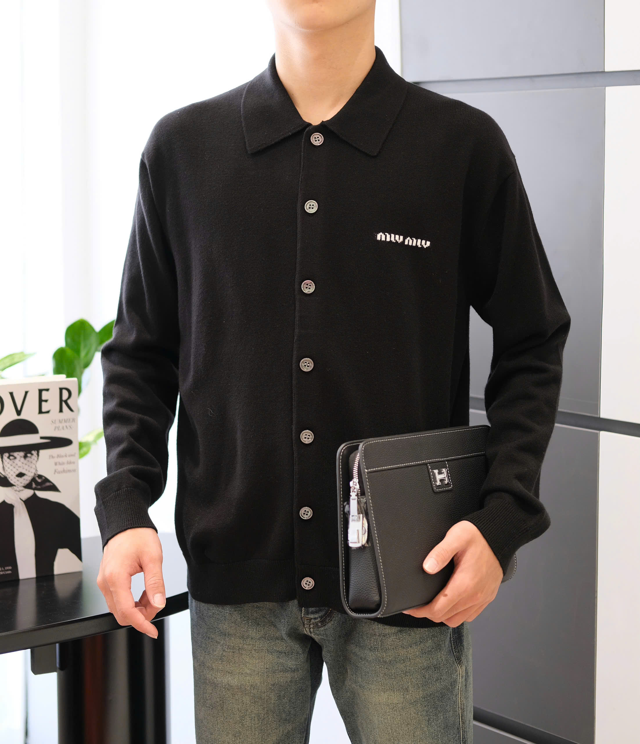 Áo polo tay dài len mongtoghi MiuMiu Đen logo thêu ngực Like AUth 48-54 DDT