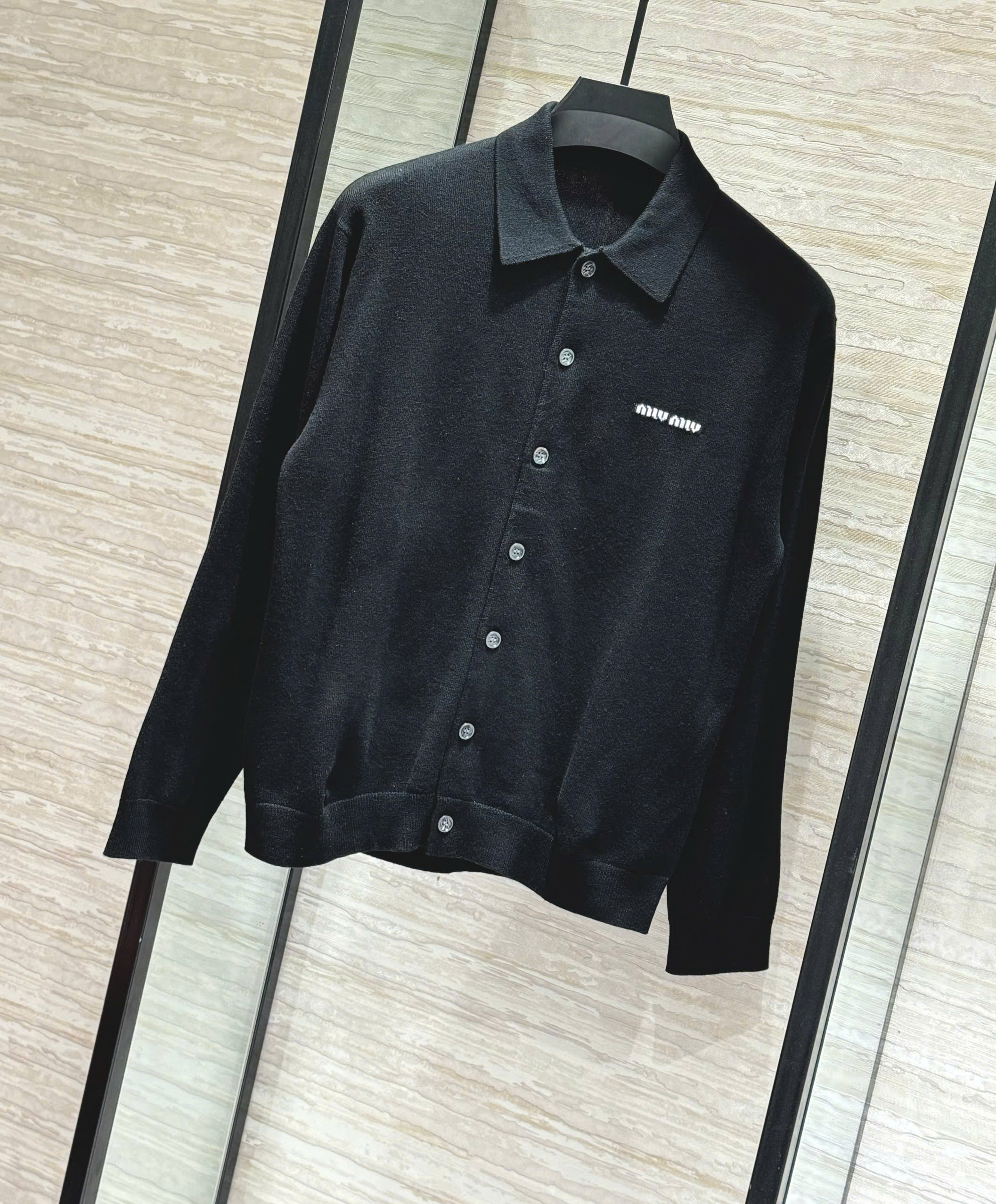 Áo polo tay dài len mongtoghi MiuMiu Đen logo thêu ngực Like AUth 48-54 DDT