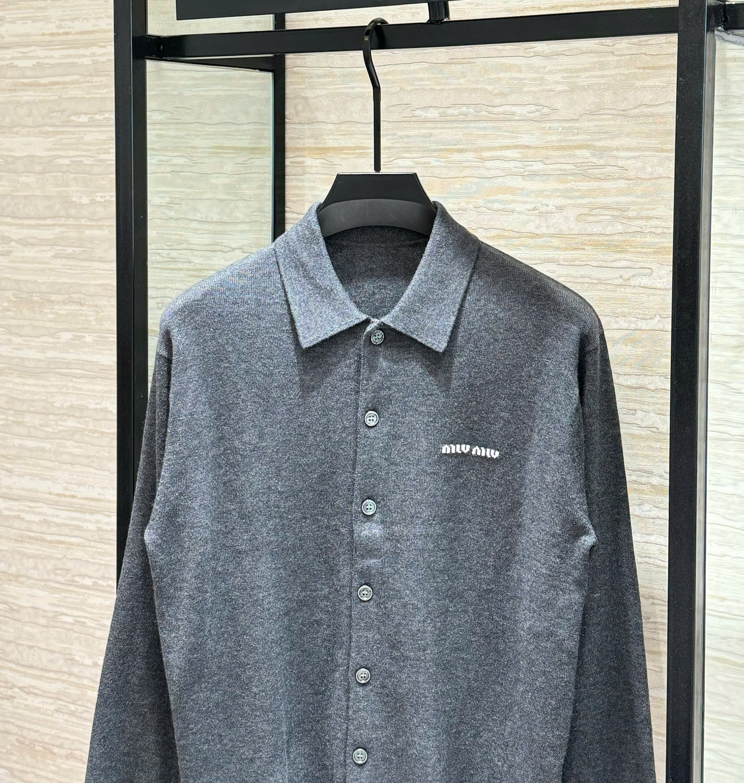 Áo polo tay dài len mongtoghi MiuMiu Xám logo thêu ngực Like AUth 48-54 DDT