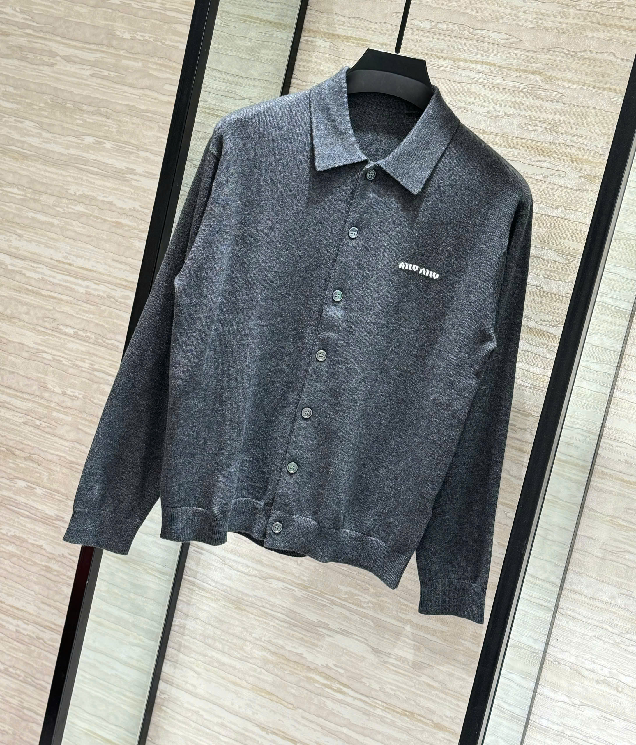 Áo polo tay dài len mongtoghi MiuMiu Xám logo thêu ngực Like AUth 48-54 DDT