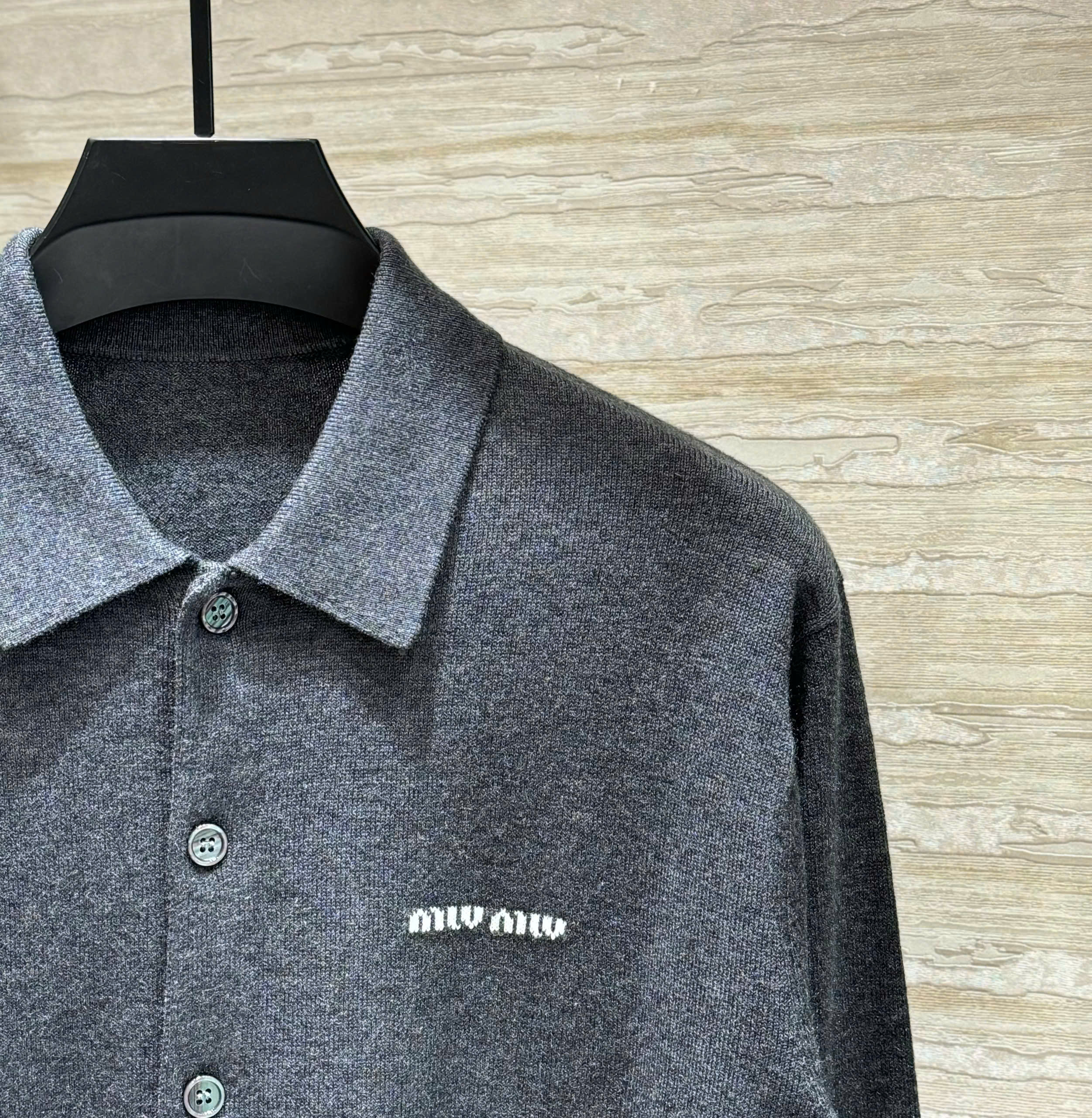 Áo polo tay dài len mongtoghi MiuMiu Xám logo thêu ngực Like AUth 48-54 DDT