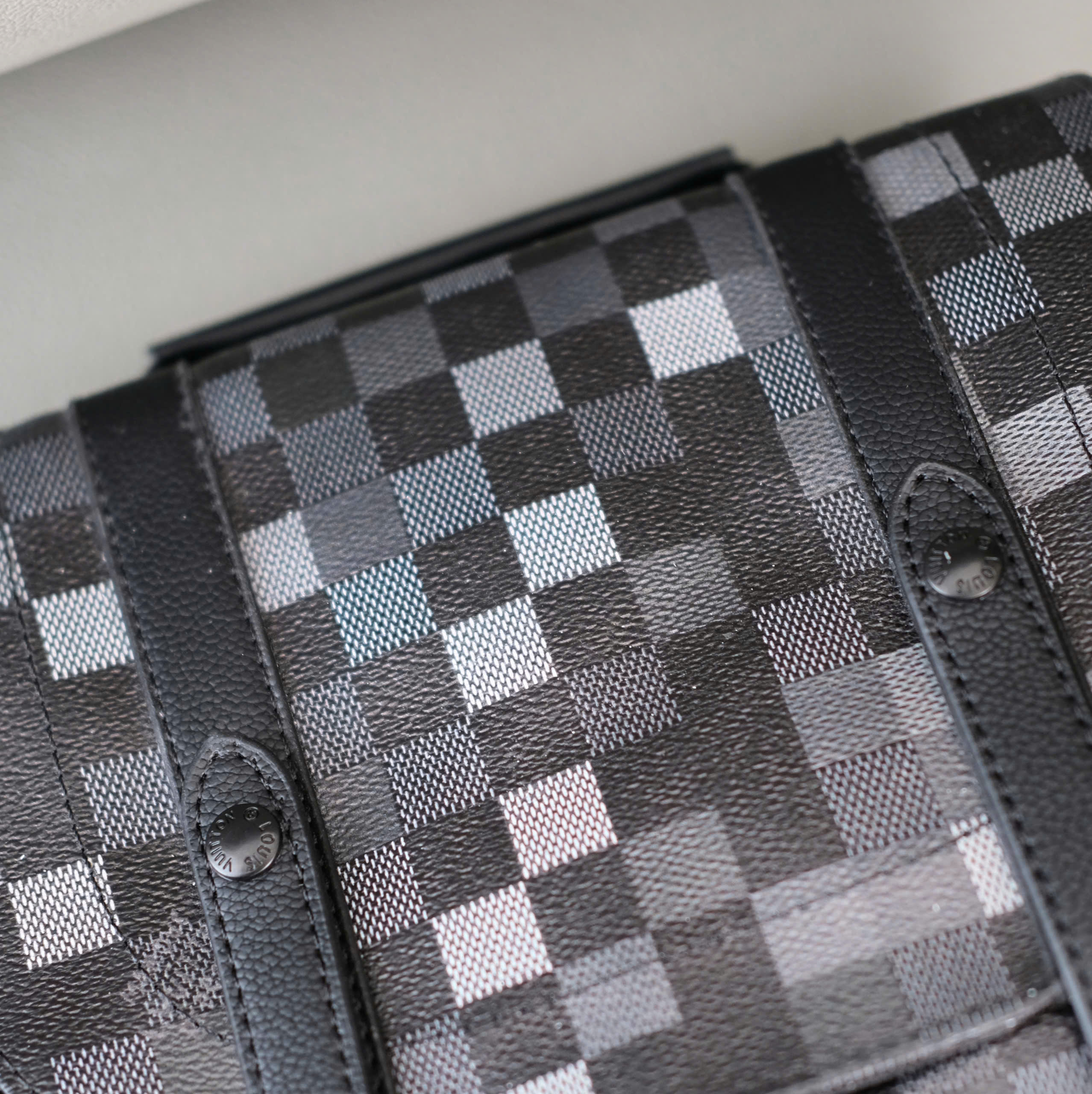 Balo Louis Vuitton LV Đen Caro full tag da kẻ dọc Like Auth 39x31x11 DDT