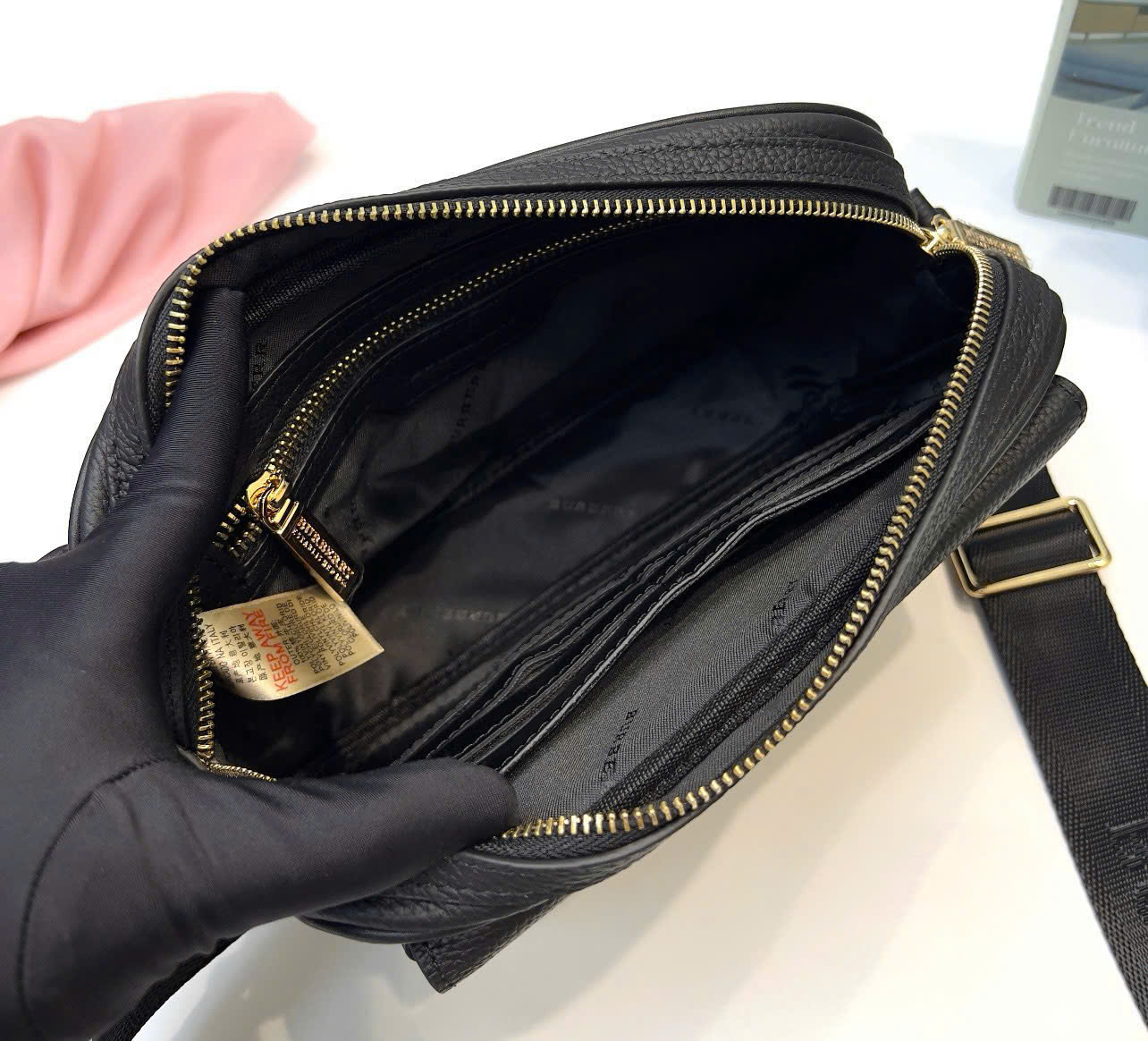 Túi cặp đeo chéo Burberry BBR Đen sần logo chữ Vàng Like AUth DDT