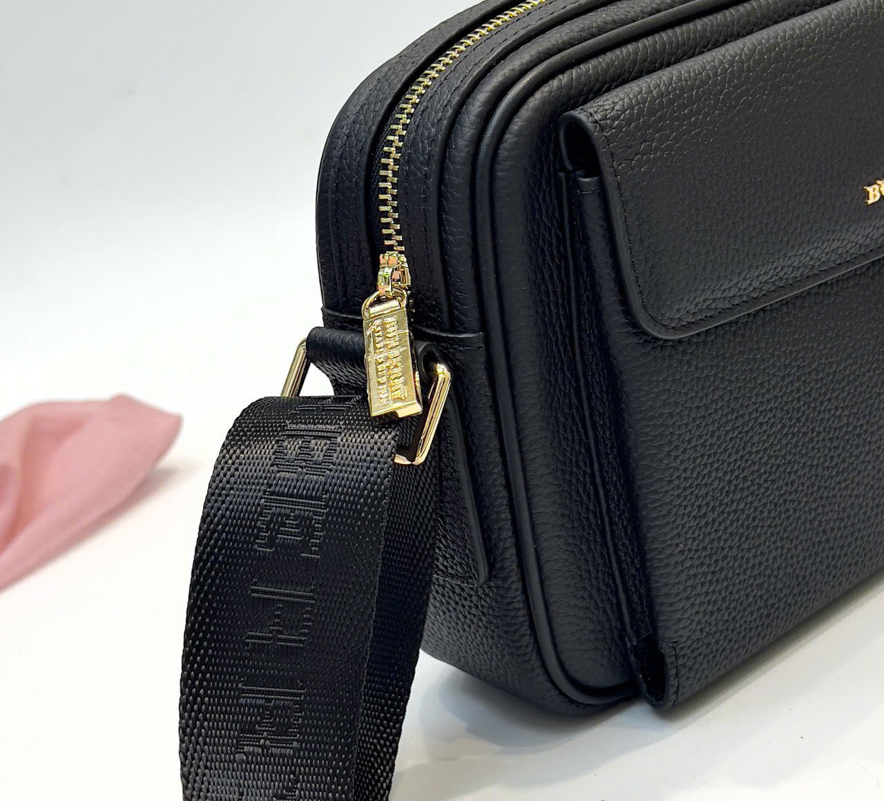 Túi cặp đeo chéo Burberry BBR Đen sần logo chữ Vàng Like AUth DDT